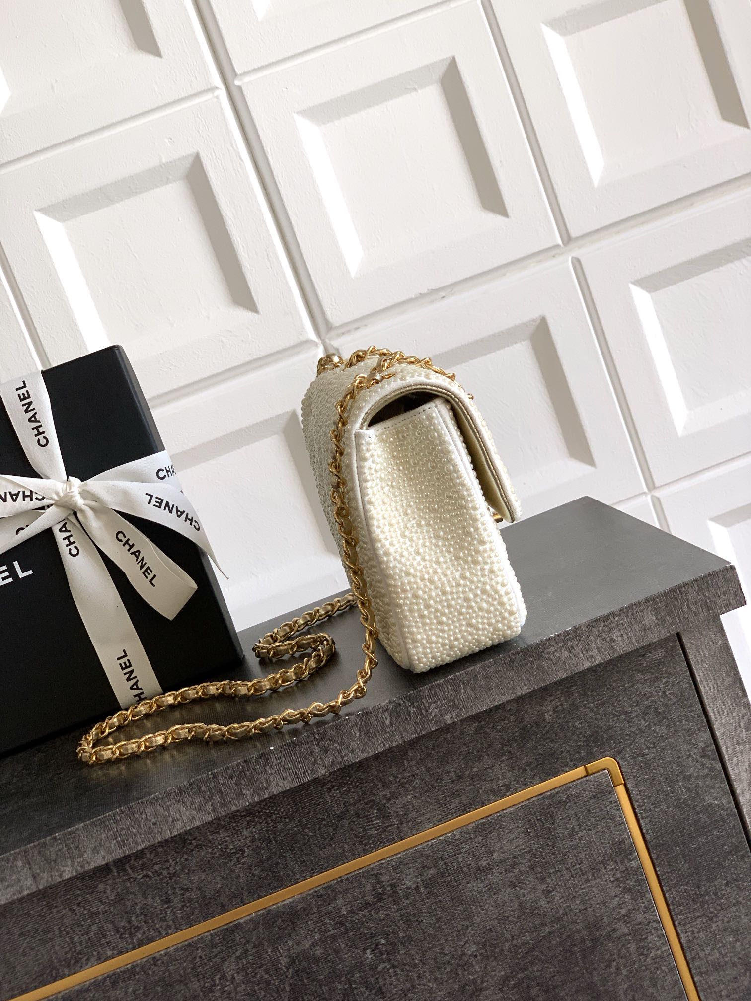 Chanel Evening bag, Imitation pearls & gold-tone metal, white