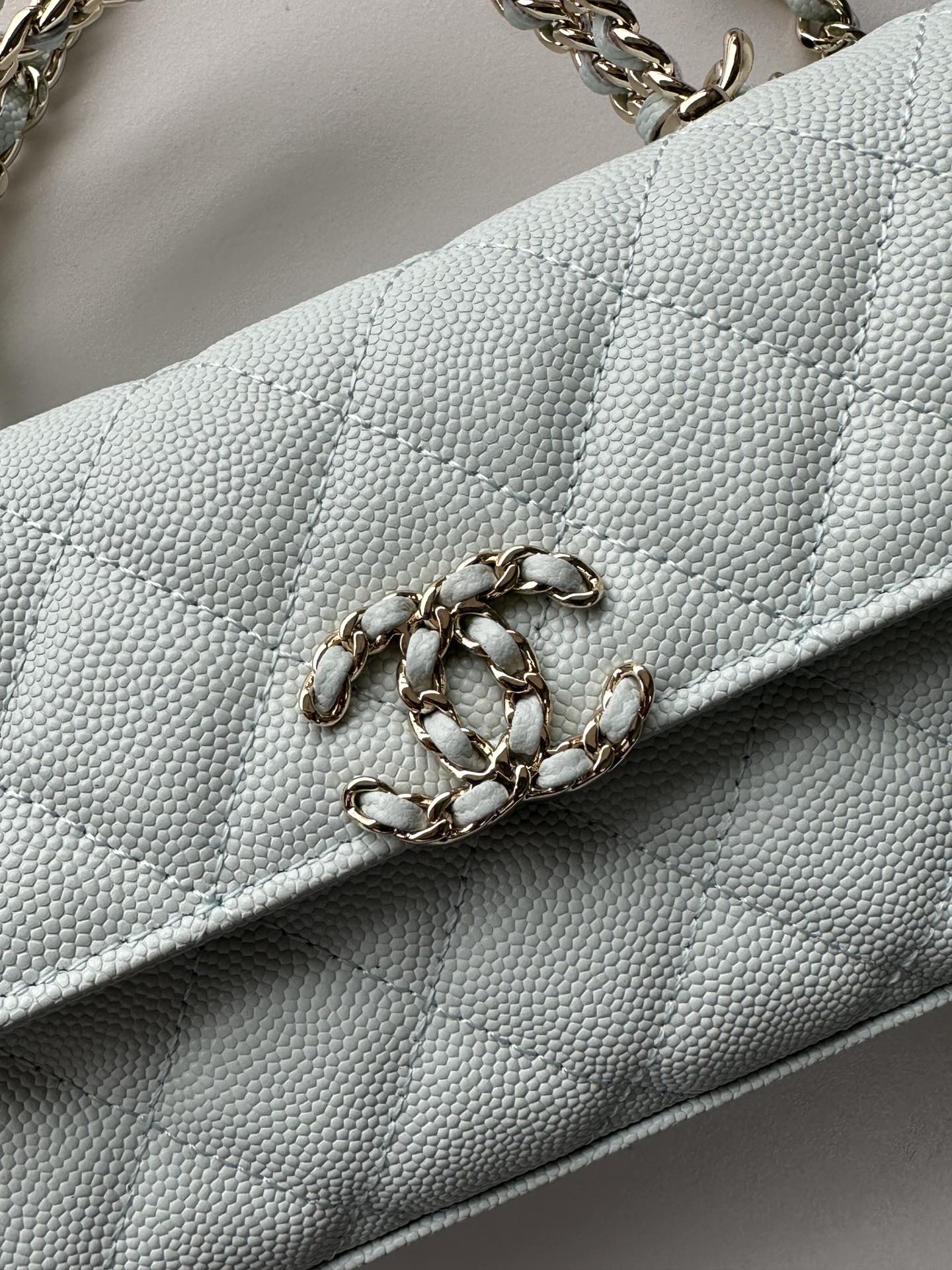 Chanel Flap phone holder with chain - Grained shiny calfskin & gold-blue