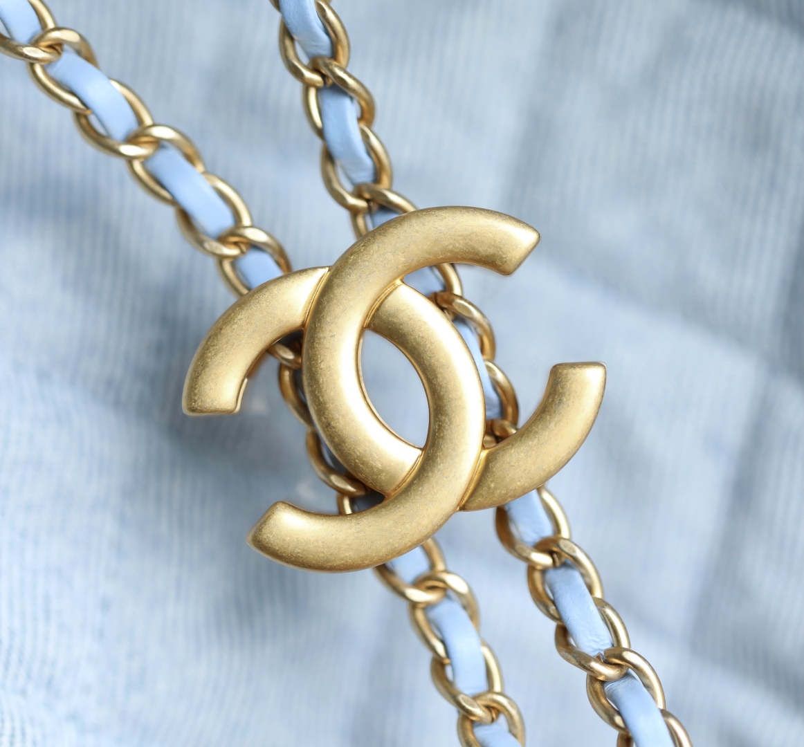 Chanel Flap phone holder with chain - Grained shiny calfskin & gold Light Blue