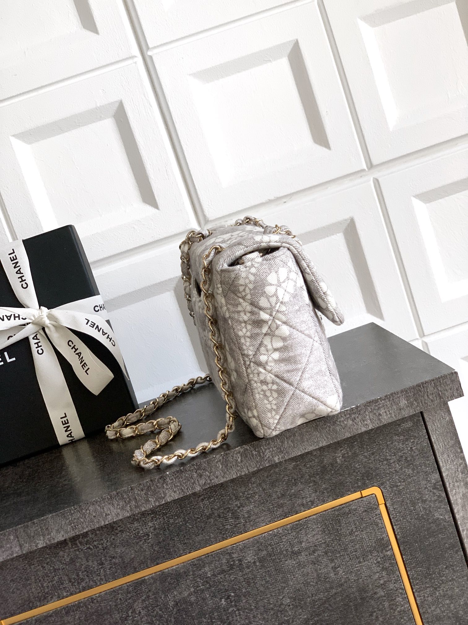 Chanel Maxi flapbag , Printed denim & gold-tone metal, gray & white