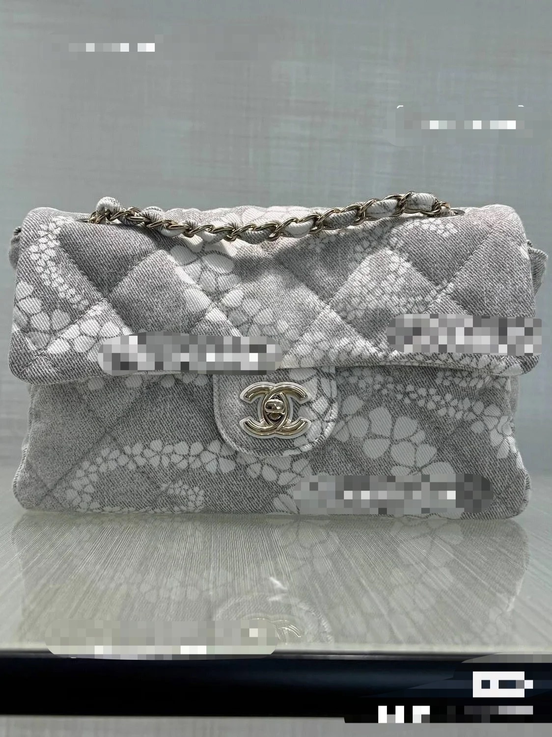 Chanel Maxi flapbag , Printed denim & gold-tone metal, gray & white