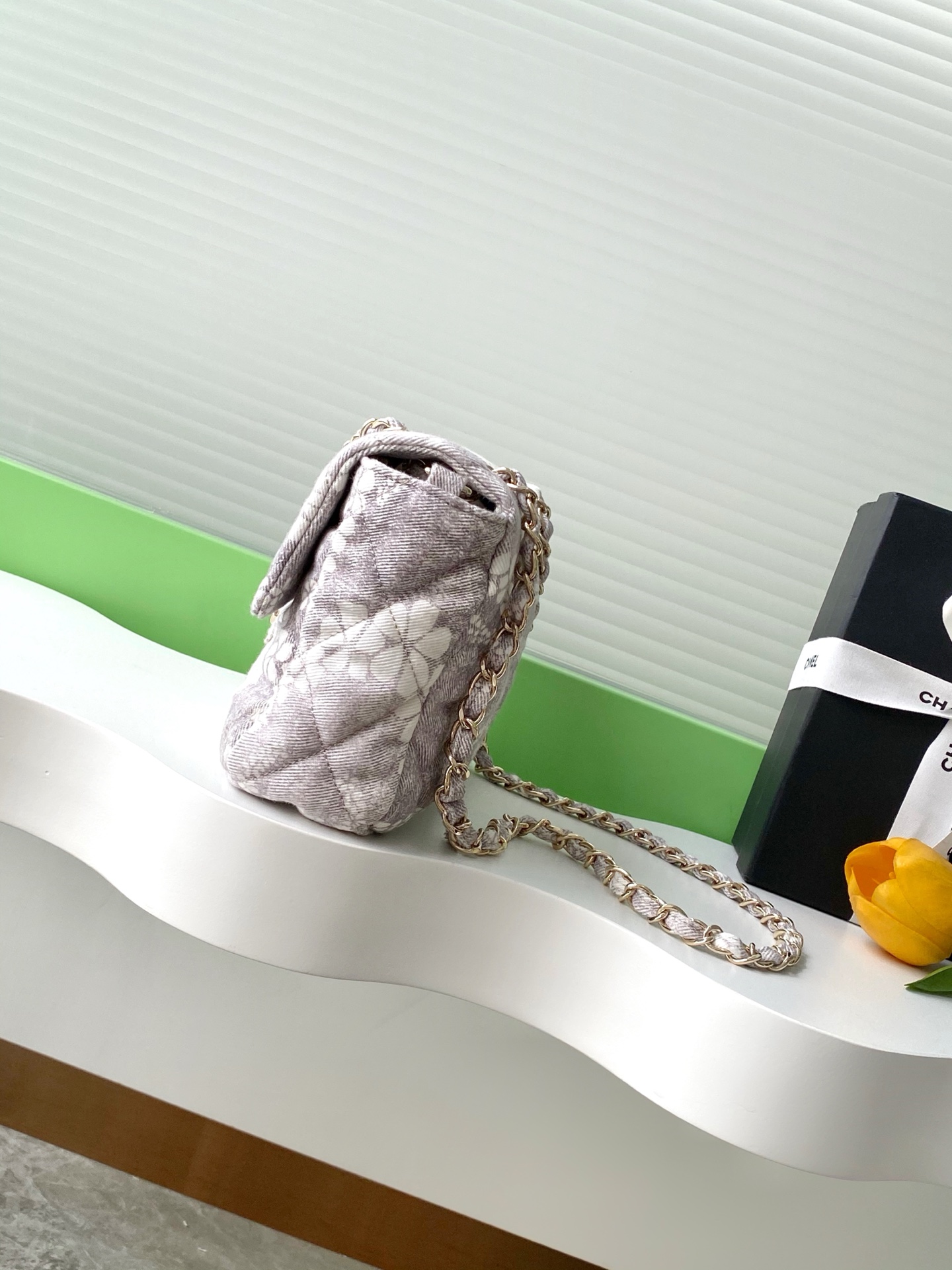 Chanel Maxi flapbag , Printed denim & gold-tone metal, gray & white