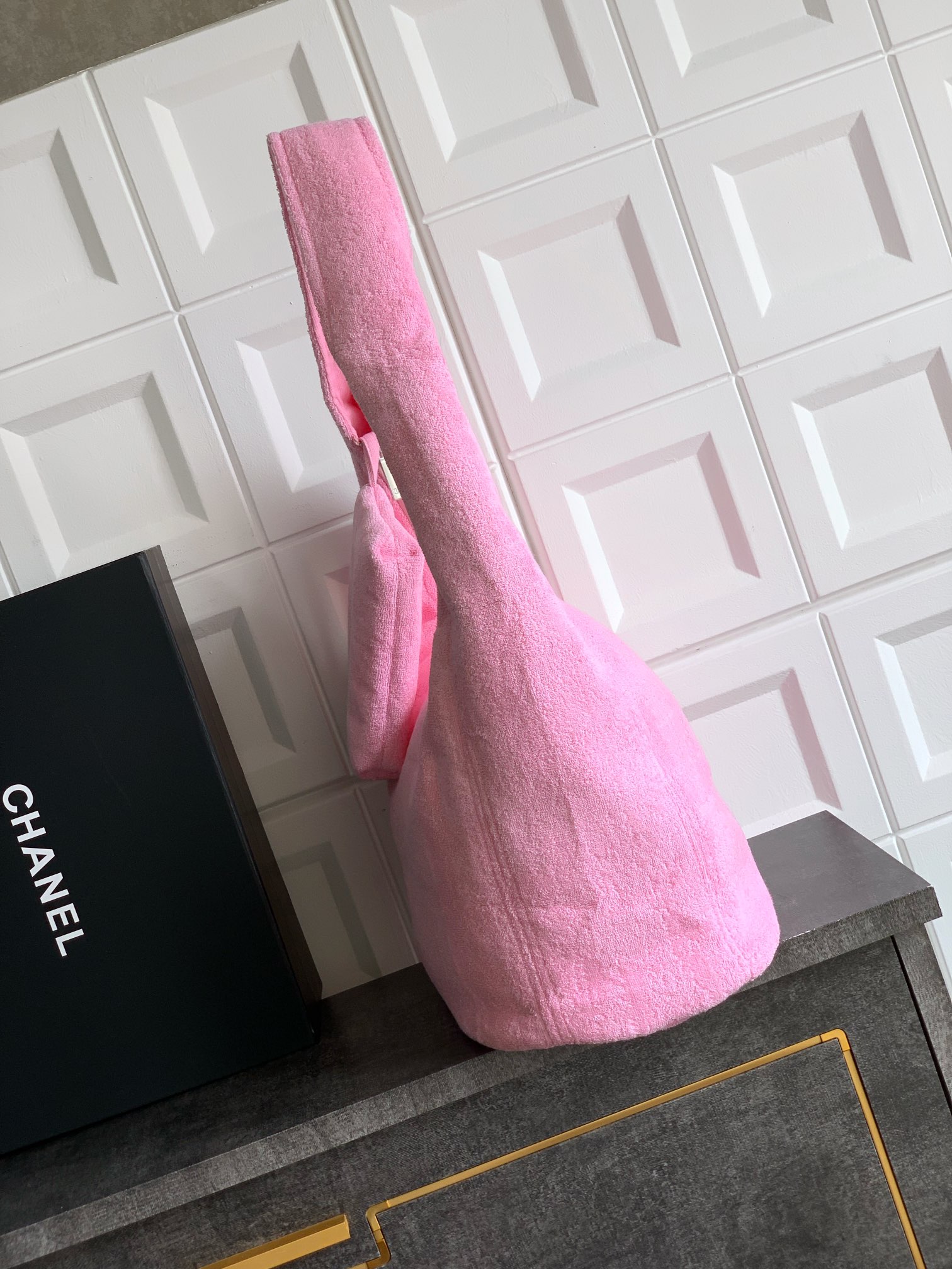 Chanel Maxi flapbag , Printed denim & gold-tone metal, light pink