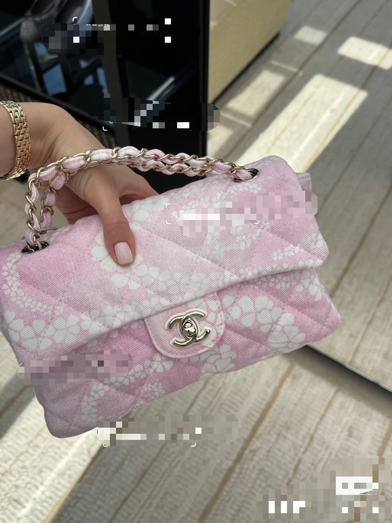 Chanel Maxi flapbag , Printed denim & gold-tone metal, light pink