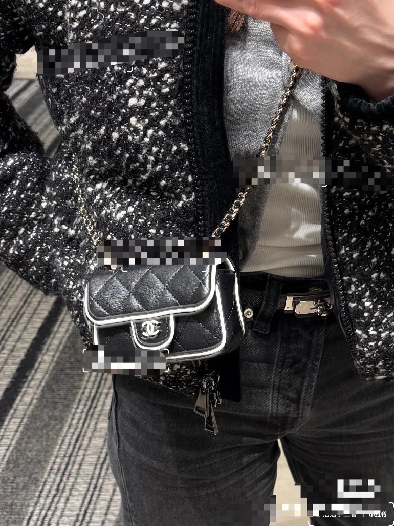 Chanel Mini Clutch with chain - Lambskin, black & white