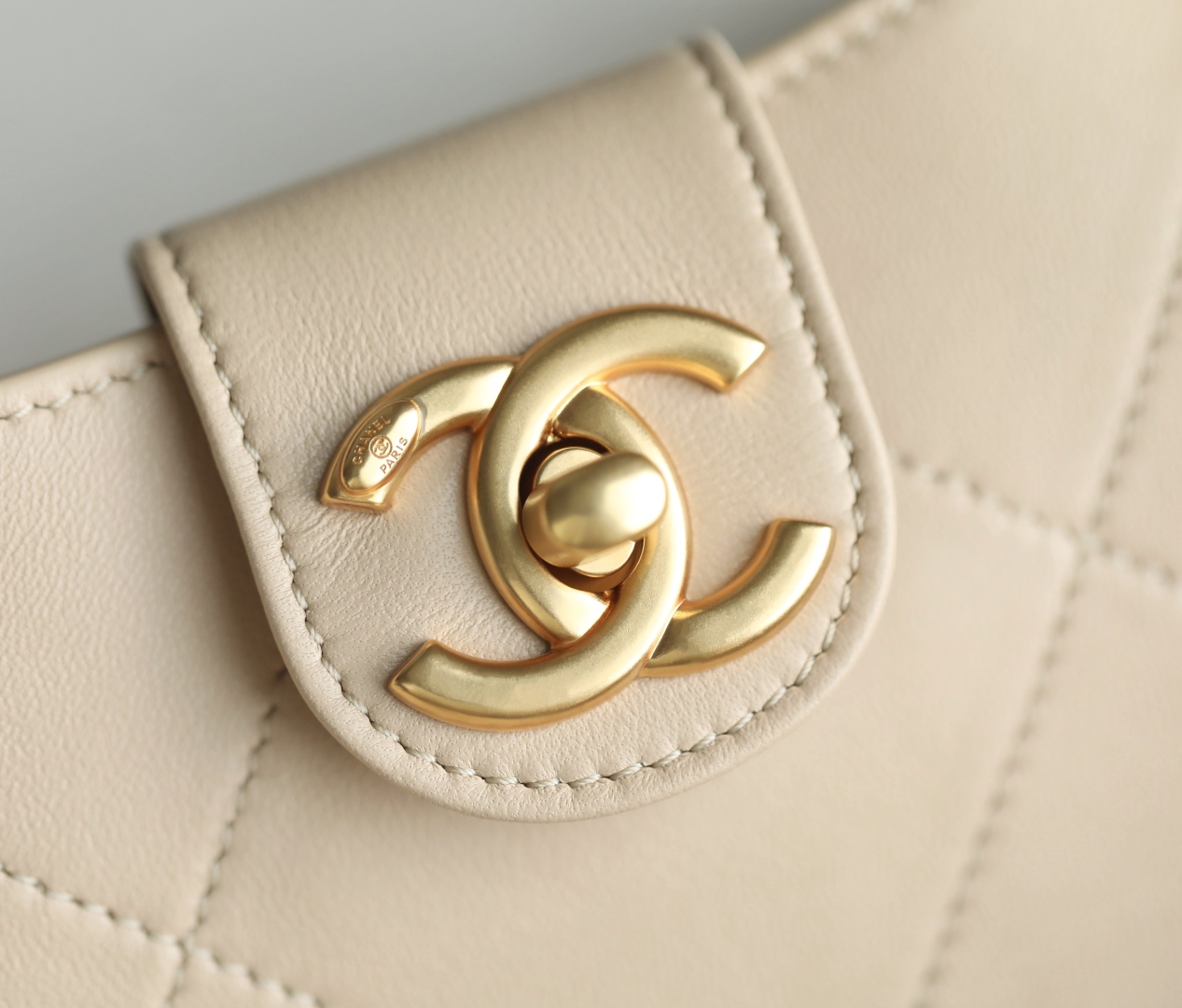 CHANEL Shiny Lambskin Quilted Hobo Beige 1629921