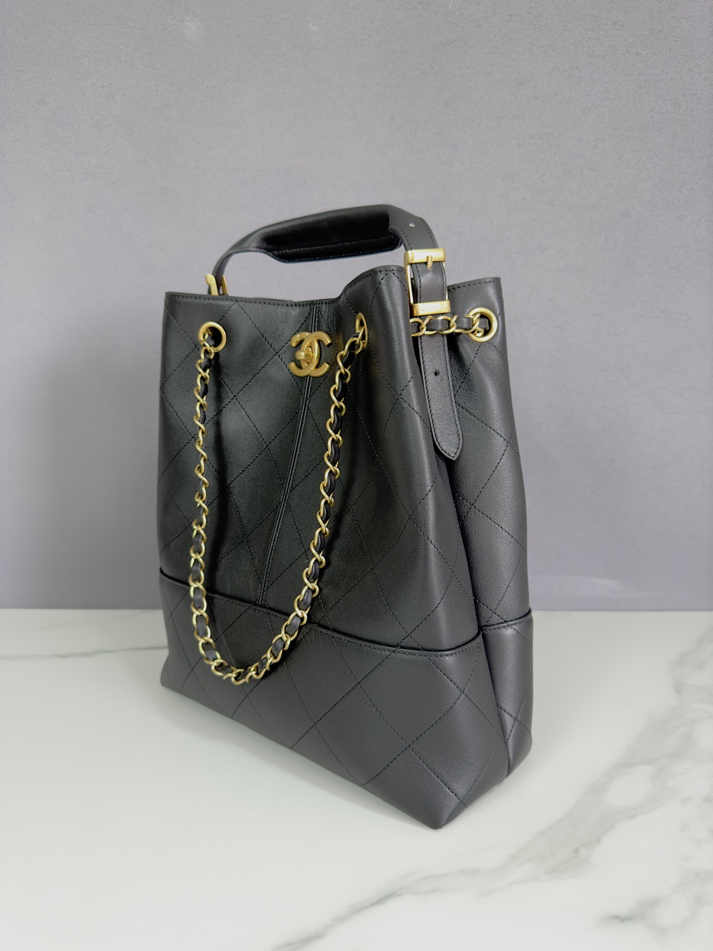 Chanel Shopping bag, Calfskin & gold-tone metal, black — Fashion