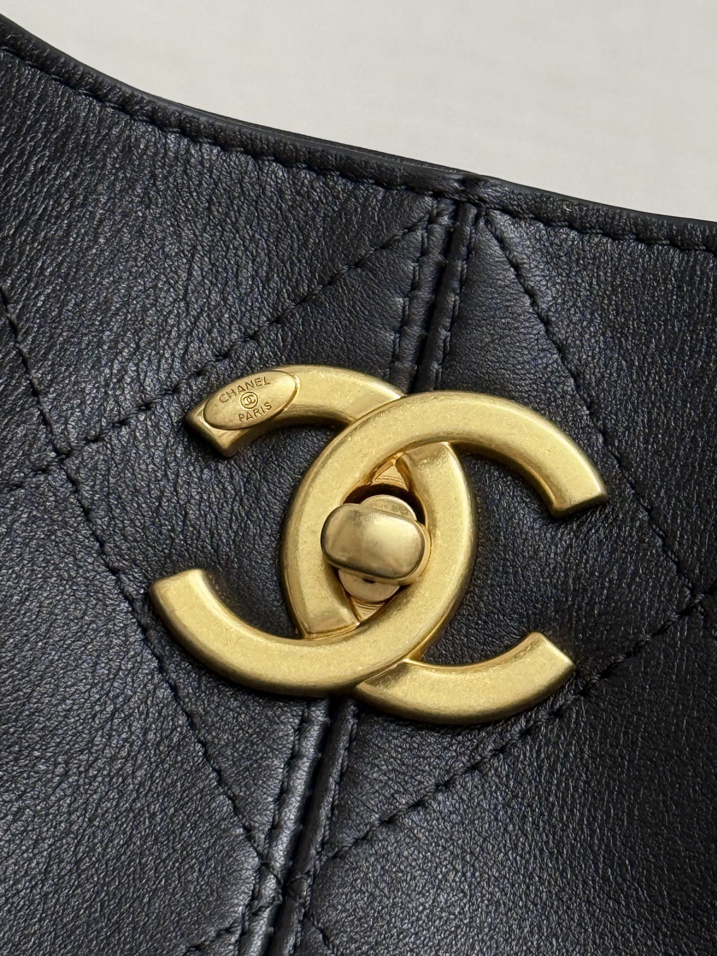 Chanel Shopping bag, Calfskin & gold-tone metal, black — Fashion