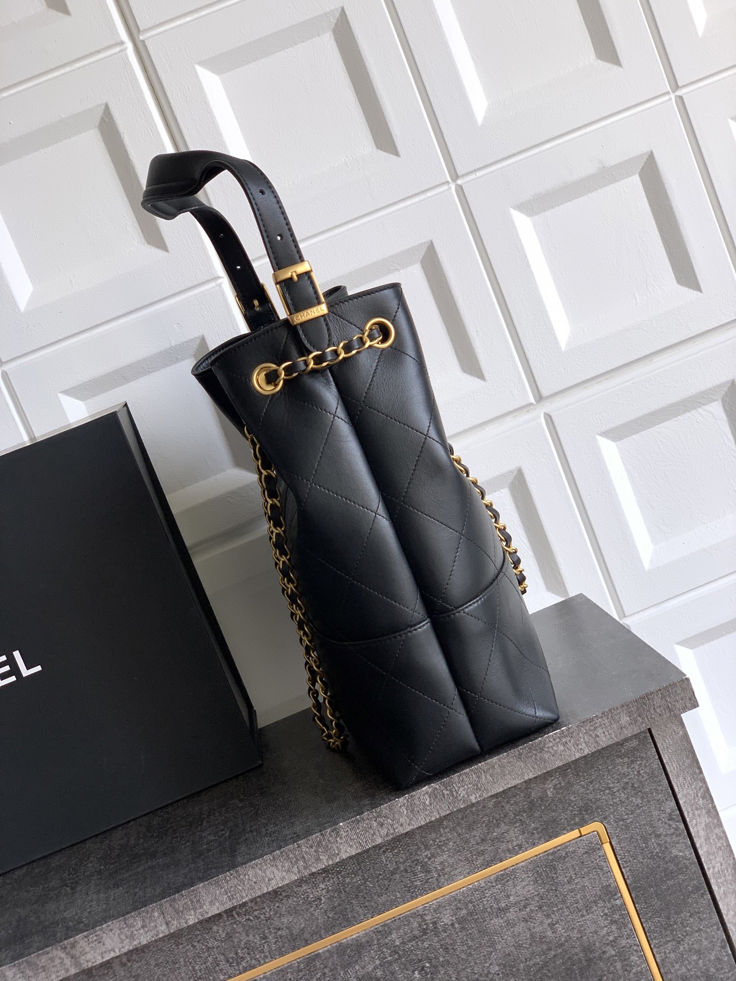 Chanel Shopping bag, Calfskin & gold-tone metal, black — Fashion