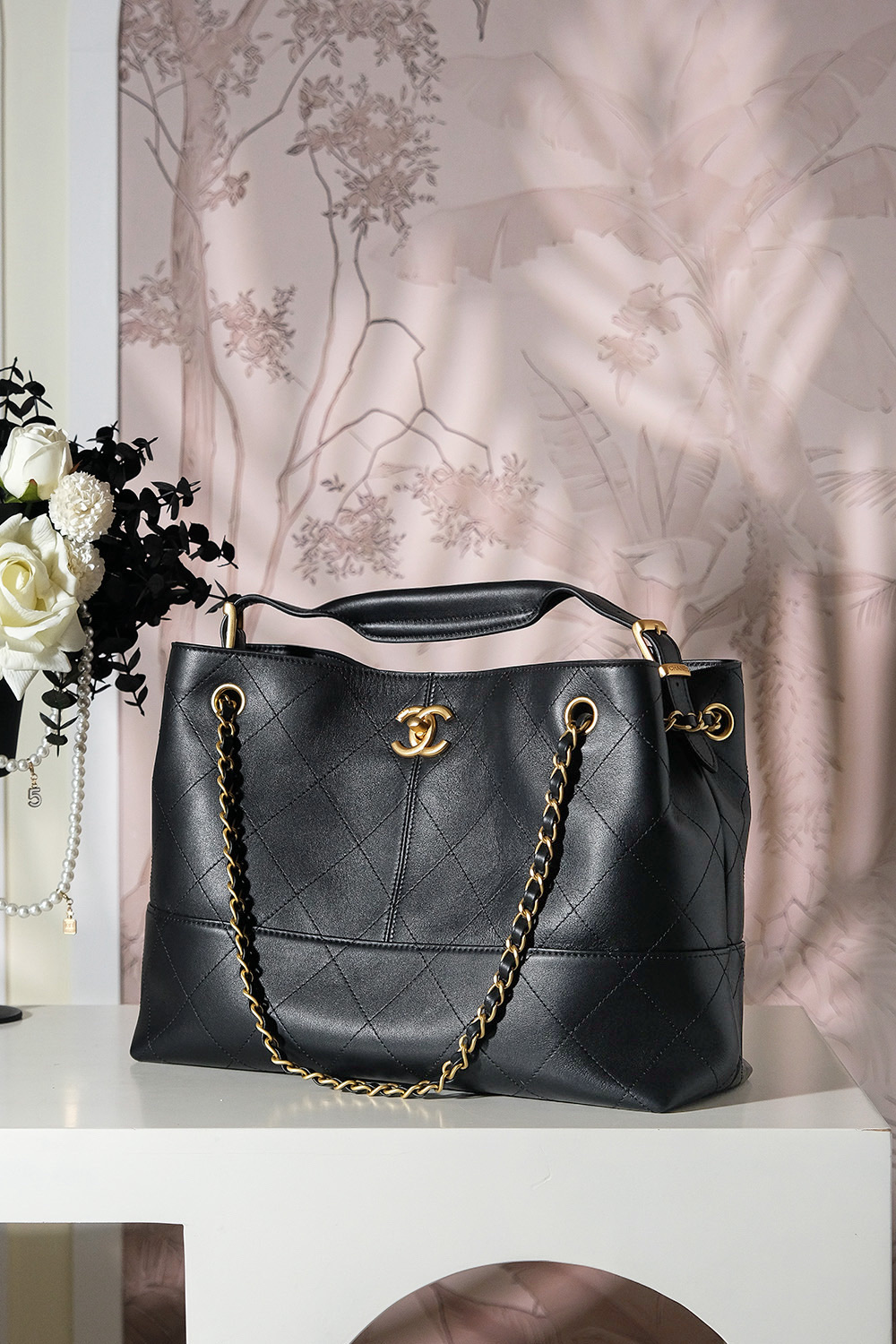 Chanel Shopping bag, Calfskin & gold-tone metal, black — Fashion