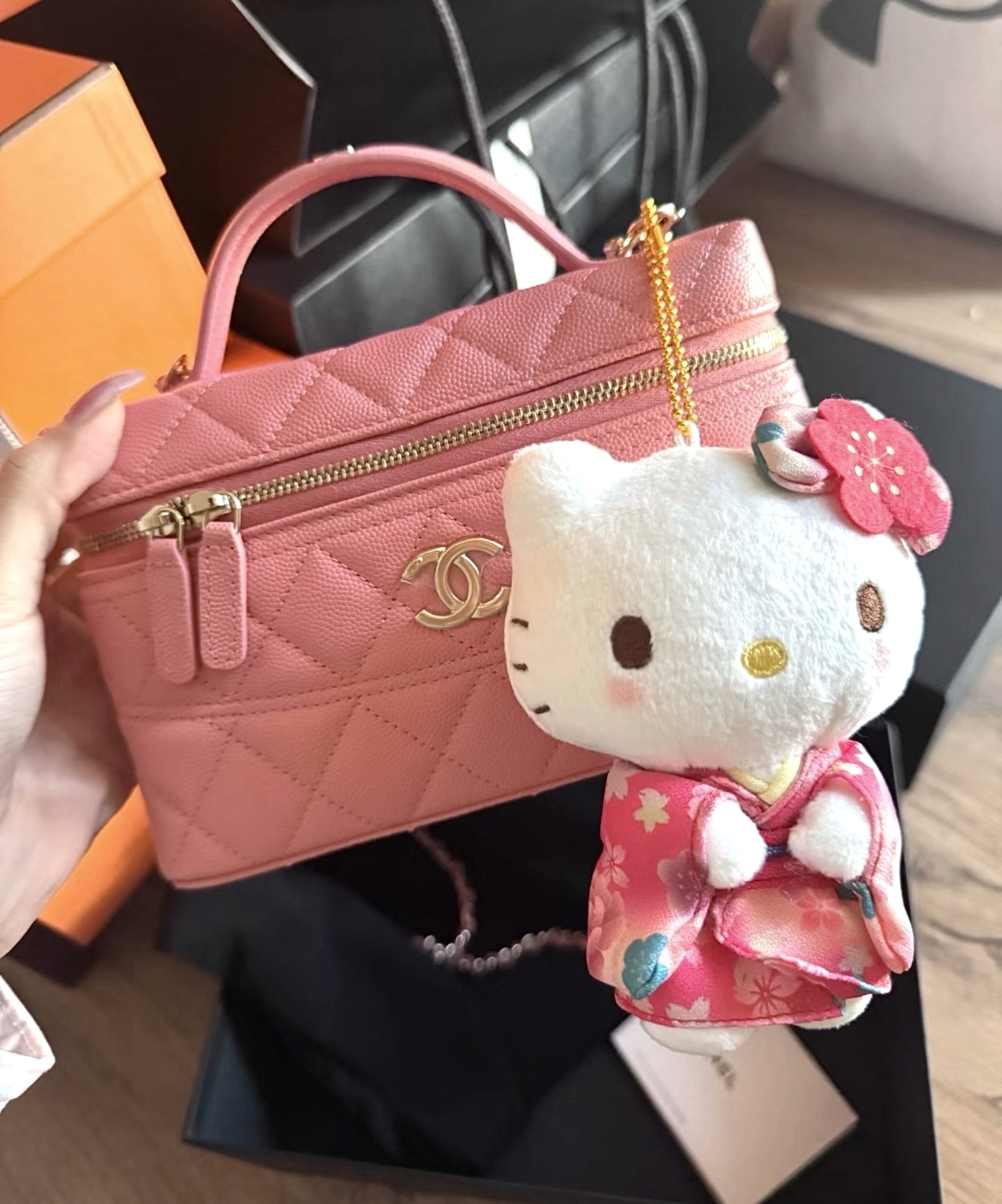 Chanel Vanity with chain - Shiny grained calfskin, strass & silver-tone metal, light pink — Fashion