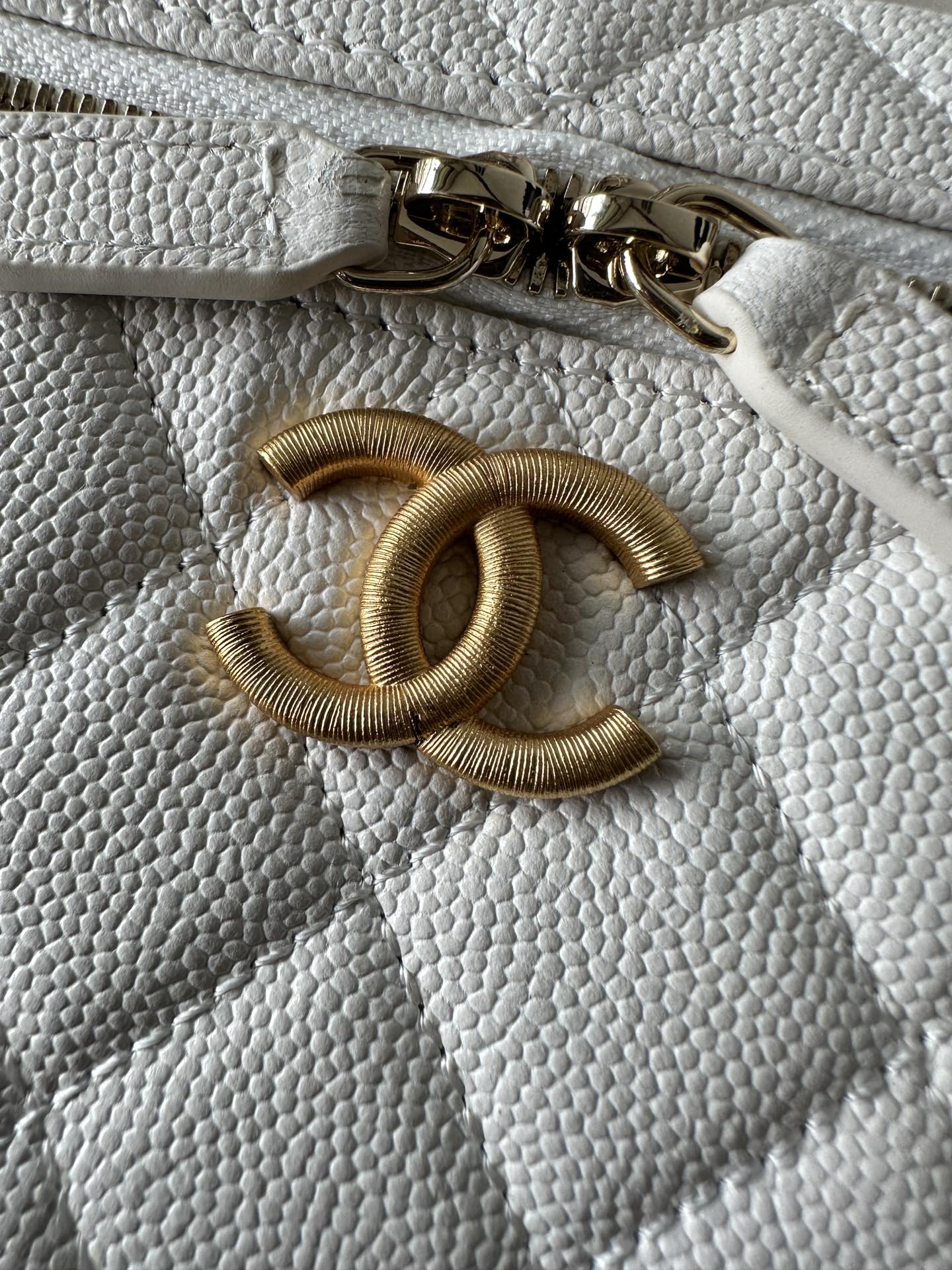 Chanel Vanity with chain - Shiny lambskin, strass & gold-tone