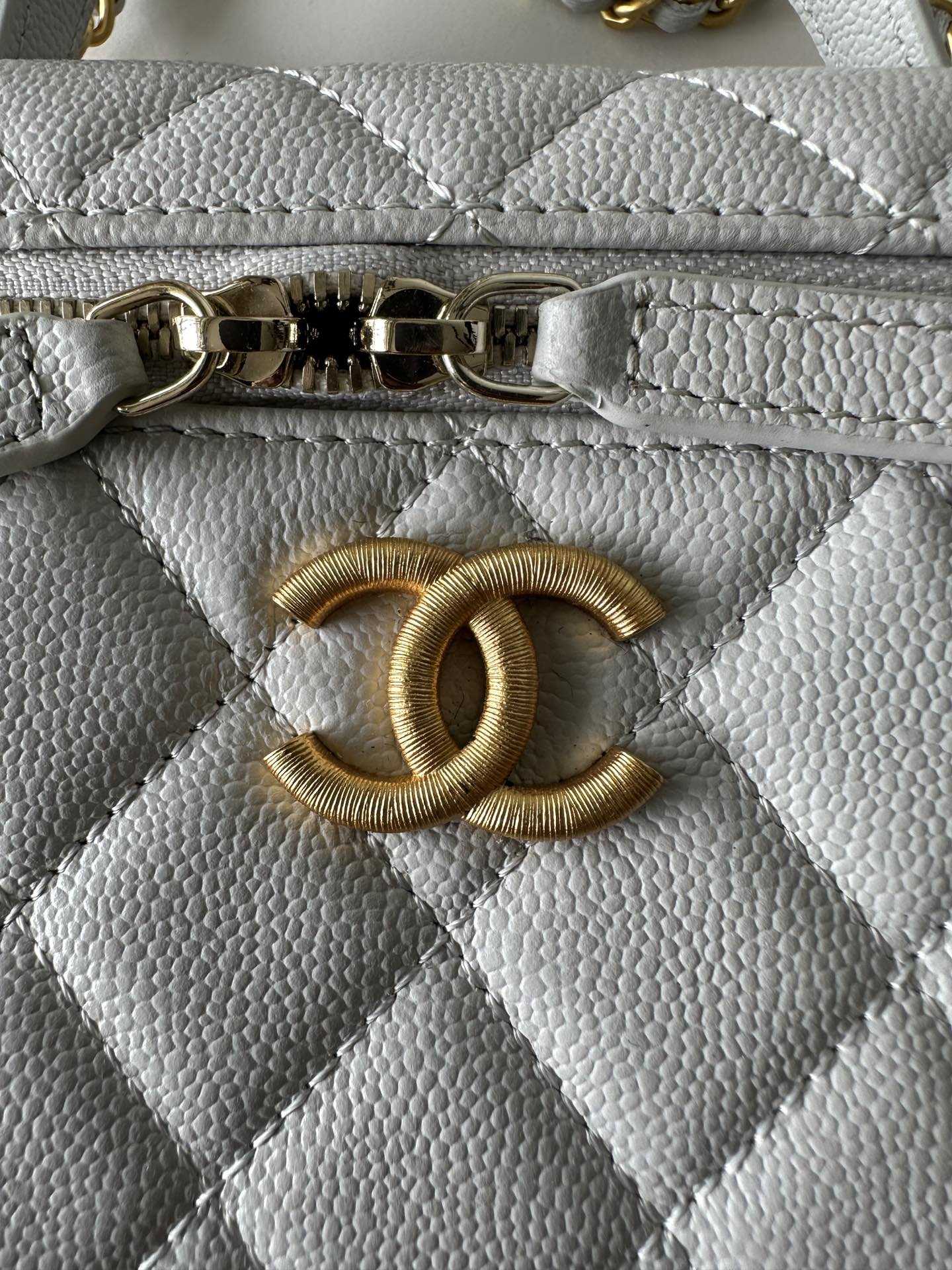 Chanel Vanity with chain - Shiny lambskin, strass & gold-tone