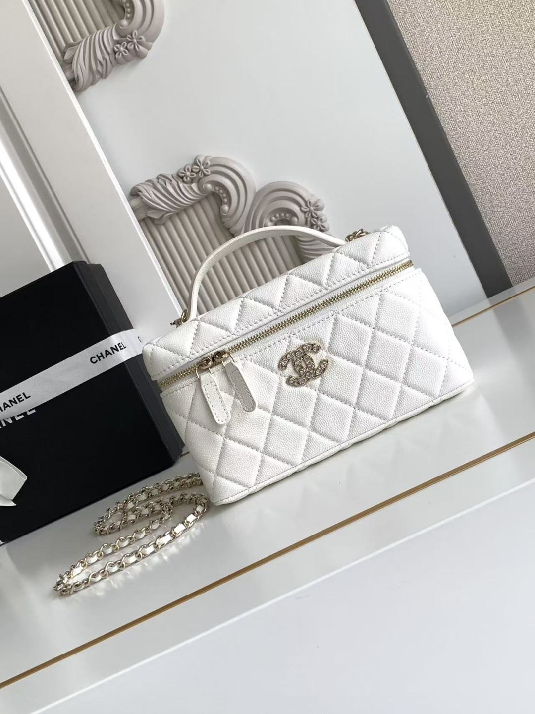 Chanel Vanity with chain - Shiny lambskin, strass & gold-tone white