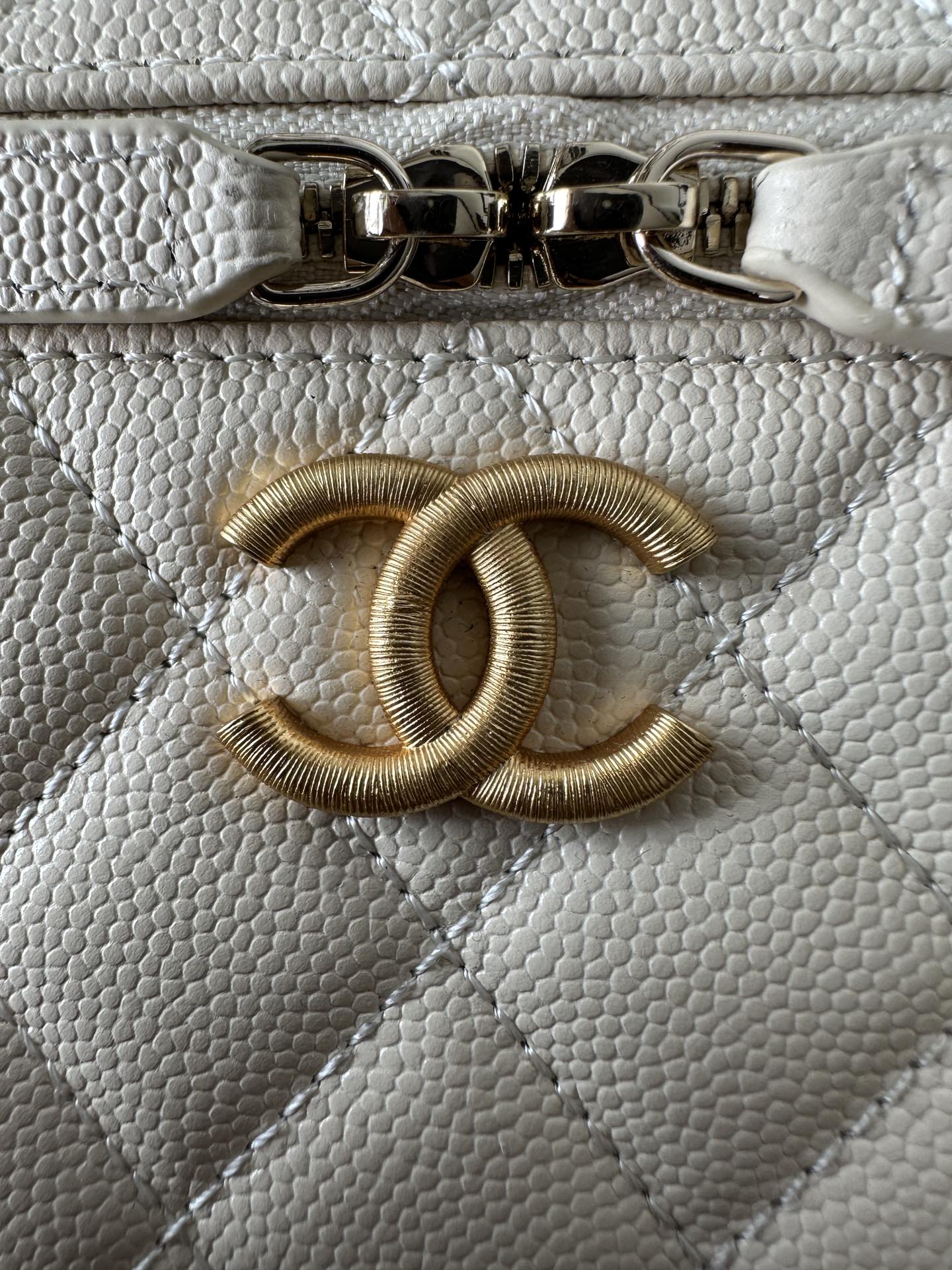 Chanel Vanity with chain - Shiny lambskin, strass & gold-tone white
