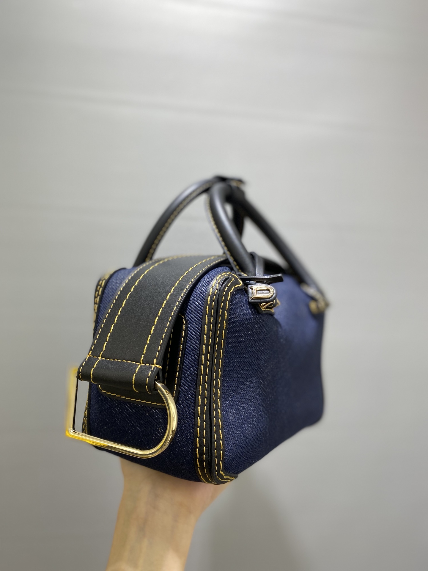 Cool Box Nano leather tote bag in blue - Delvaux