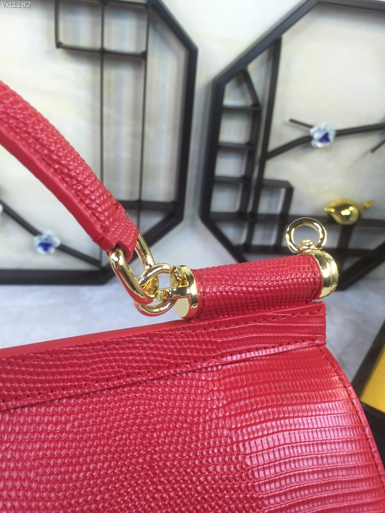 DOLCE & GABBANA Stampa Iguana Crystal Miss Sicily Satchel Red 1621191 |