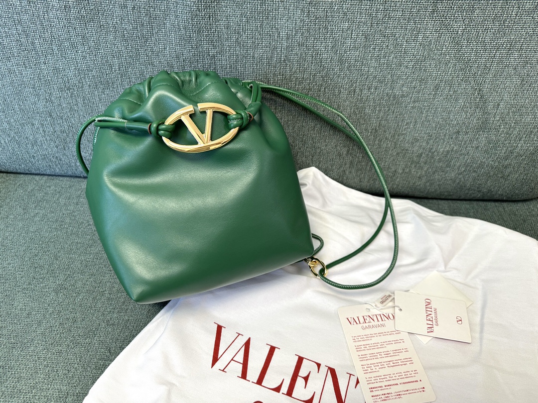 Editorialist Valentino Garavani Vlogo Pouf Mini Bucket Bag - Green |