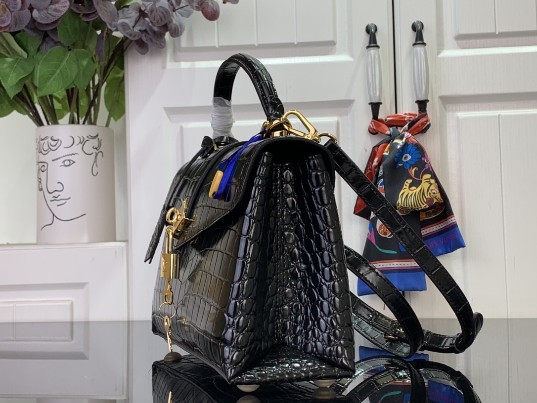 Elegant Crocodile Pattern Shoulder Bag - Luxury Design, Premium Quality, Shop Now!