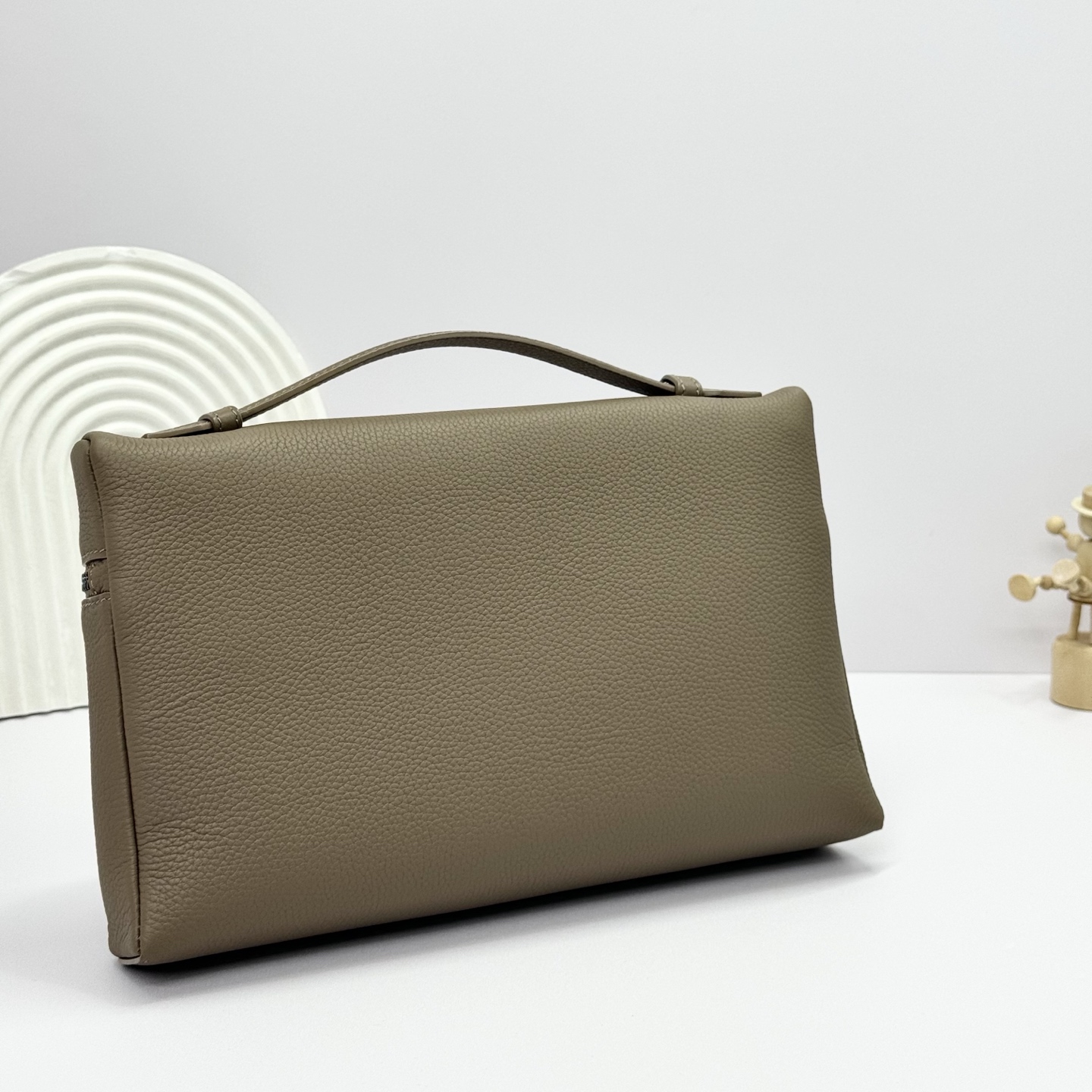 Extra Pouch L29 Grained Calfskin Salty Capers/Onyx