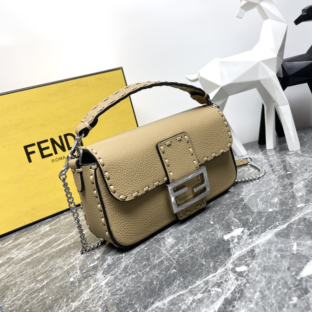 FENDI Baguette Leather Mini Bag | Brown |