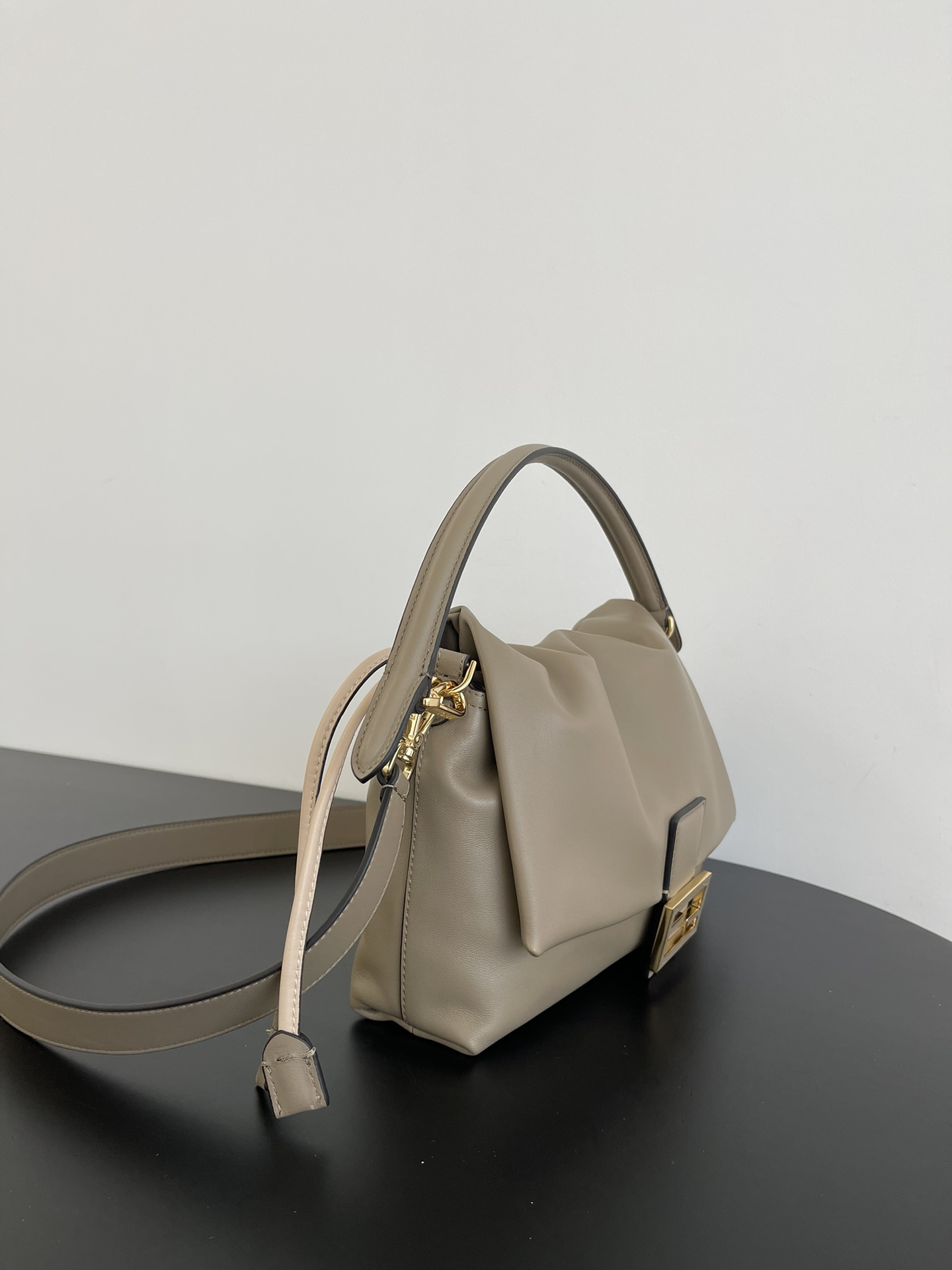 Fendi Mamma Baguette Medium Leather Gray | Fendi