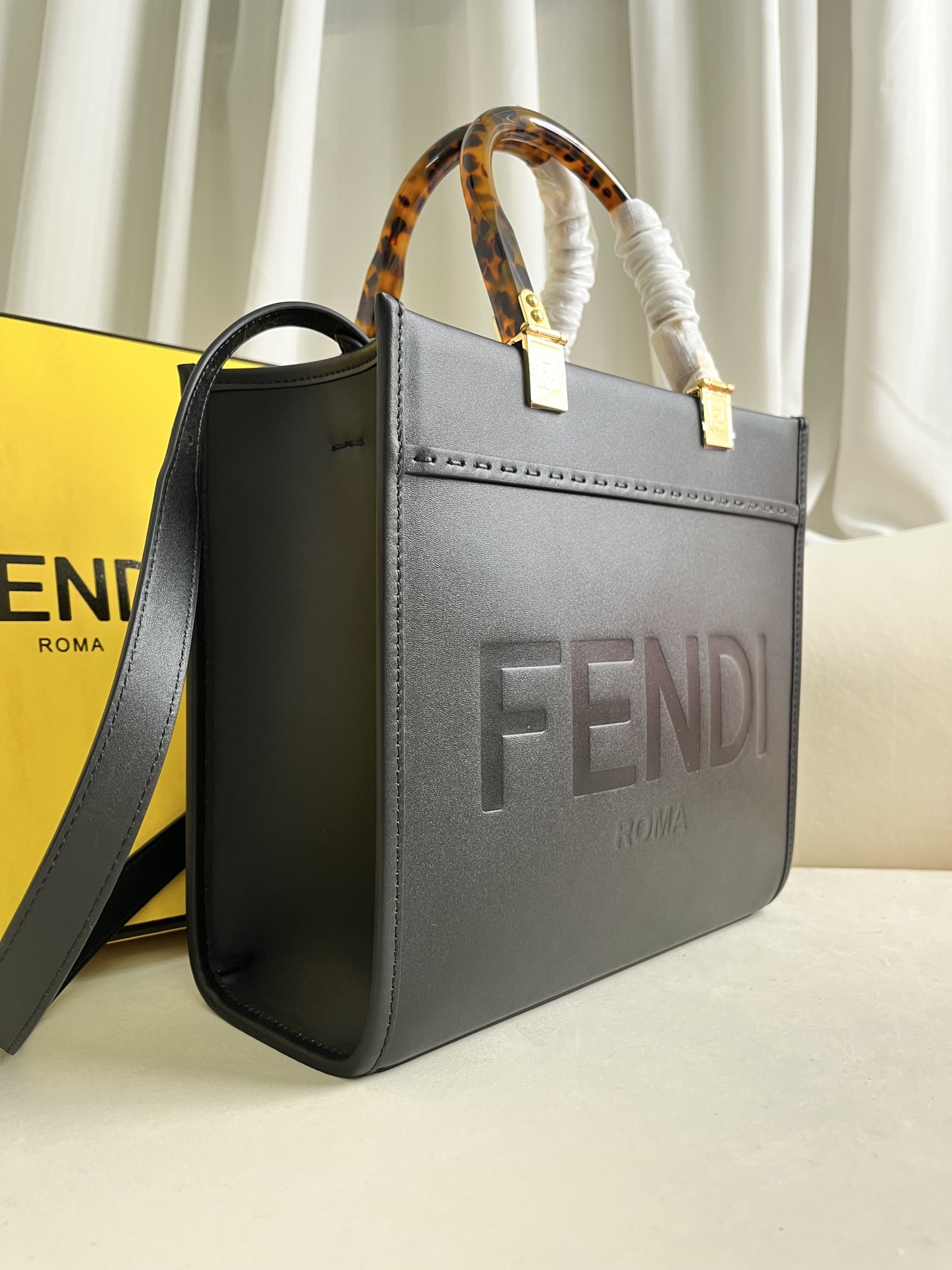 Fendi Sunshine Medium Shopper 'Black' bag
