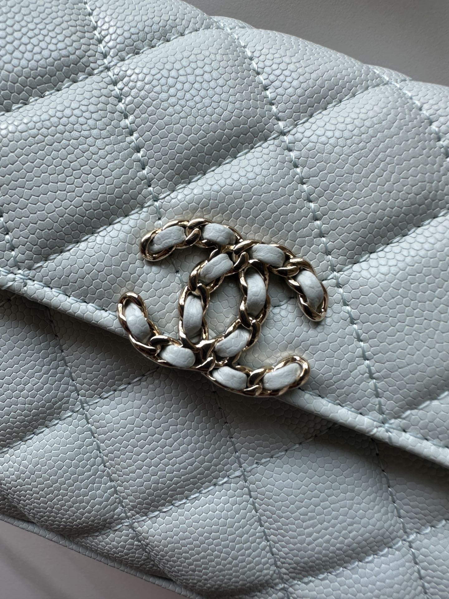 Flap phone holder with chain - Grained shiny calfskin & gold