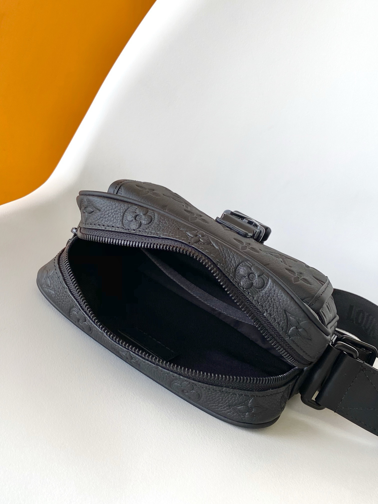 Getaway Messenger Bag G65 Black - Men's Handbag | LOUIS VUITTON