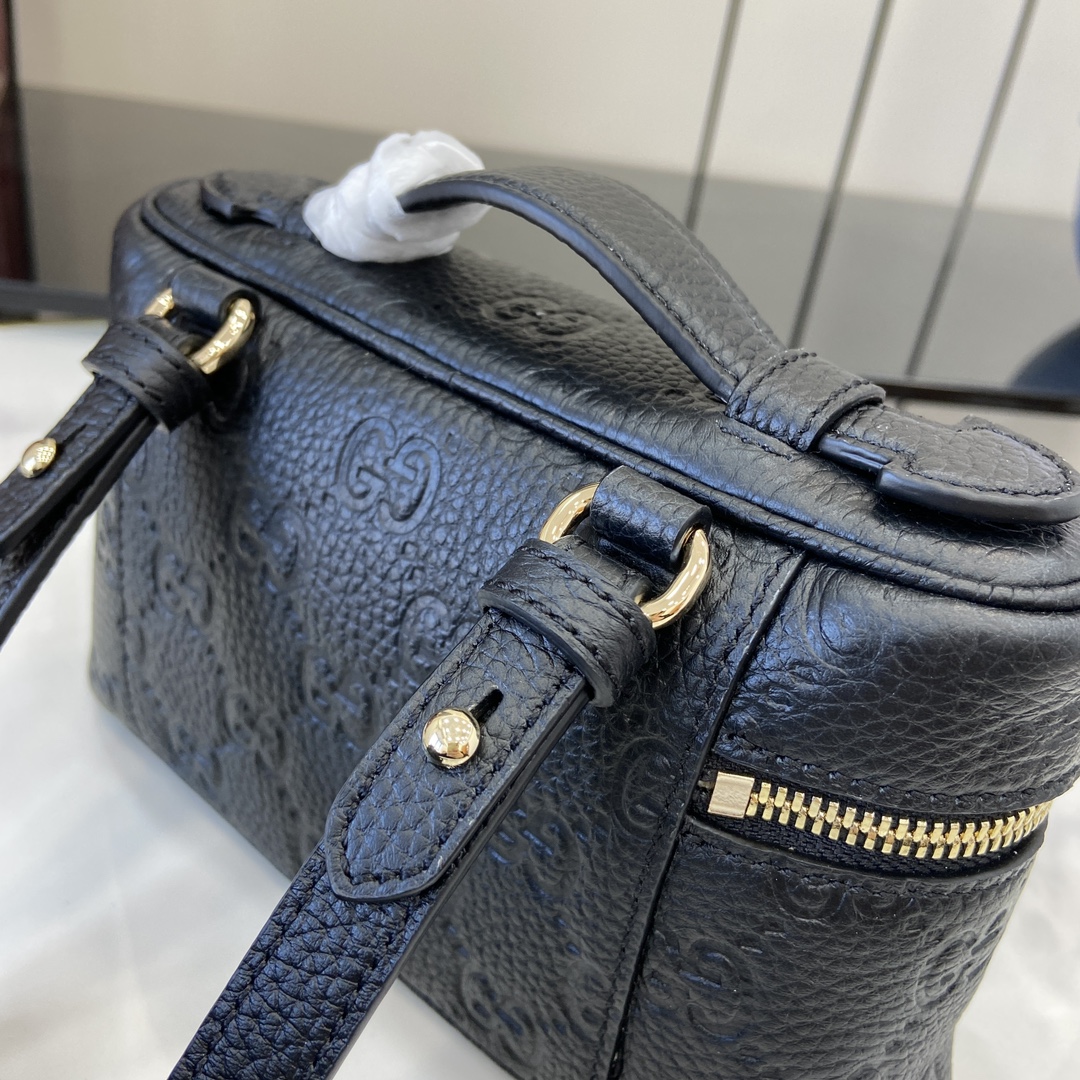 GG Emblem small bag in black leather | GUCCI