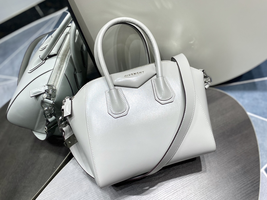 Givenchy Antigona chain mini bag for Women - white in Oma GIVENCHY 01129