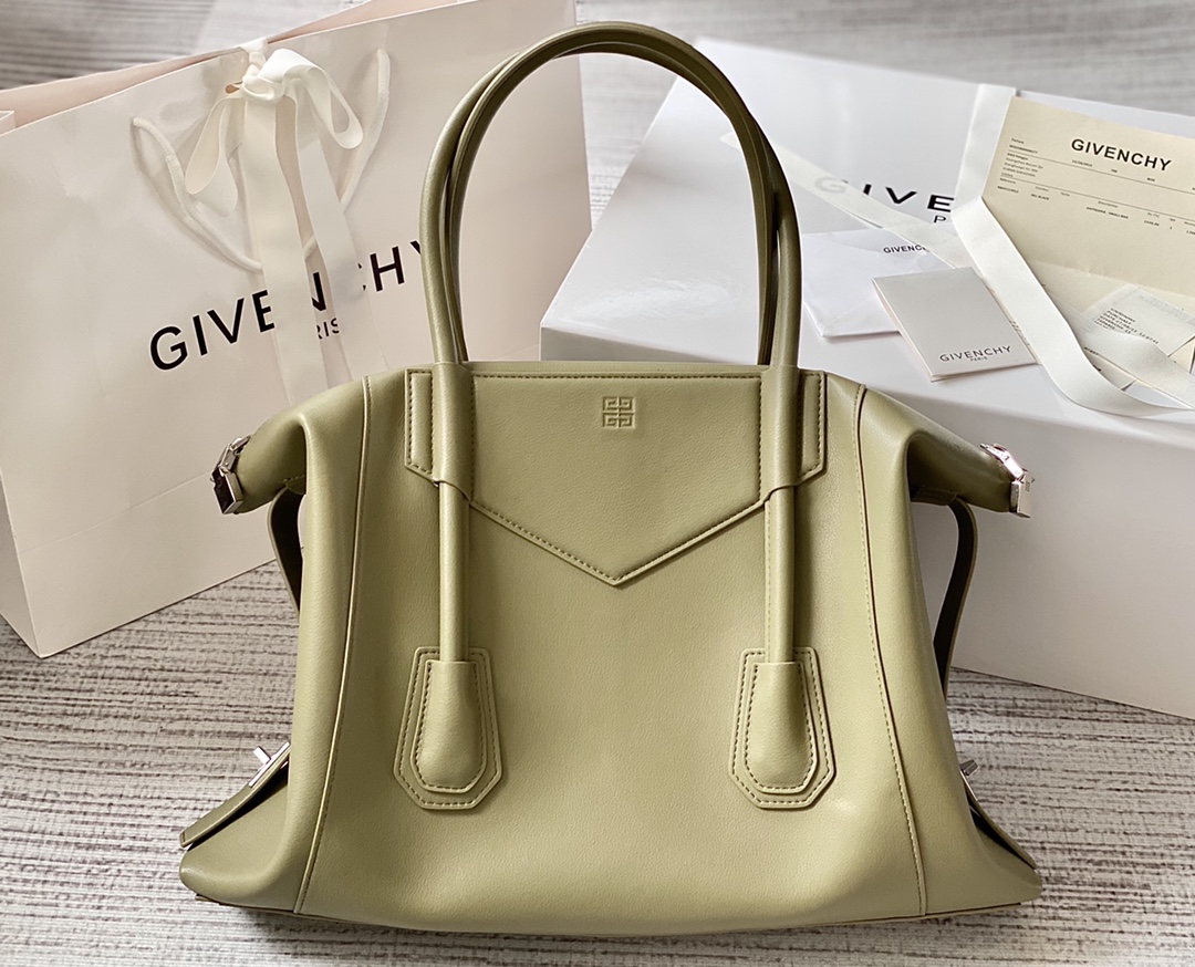 GIVENCHY Antigona Soft Medium Leather Bag in Green |