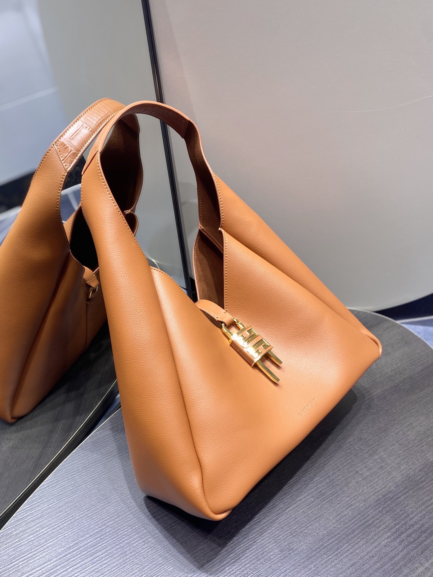 GIVENCHY G-Hobo Medium leather shoulder bag –