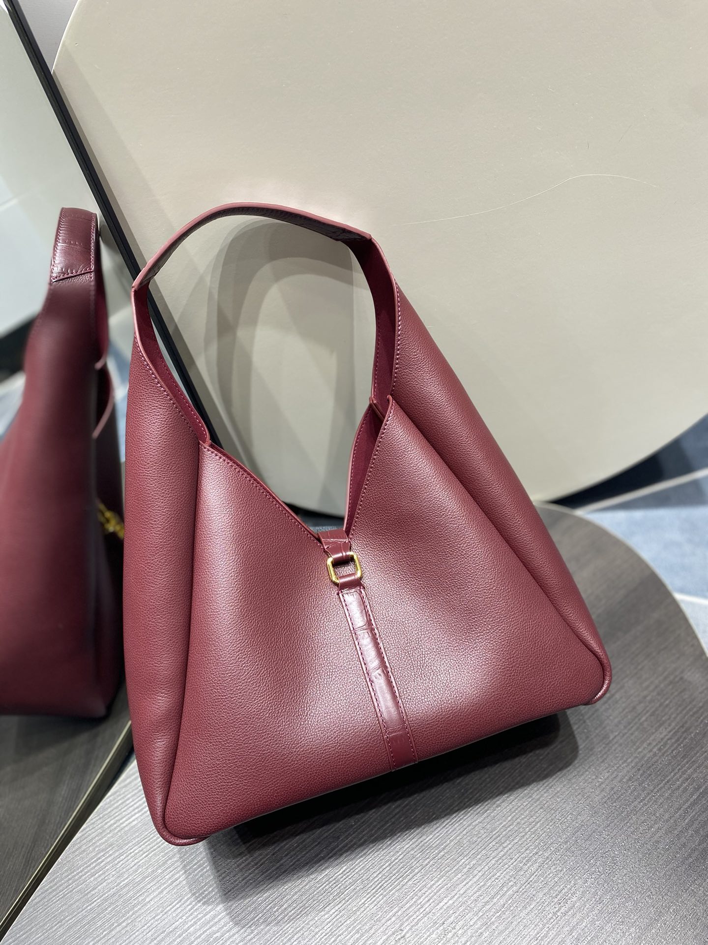Givenchy - G-Hobo Medium leather shoulder bag Givenchy red