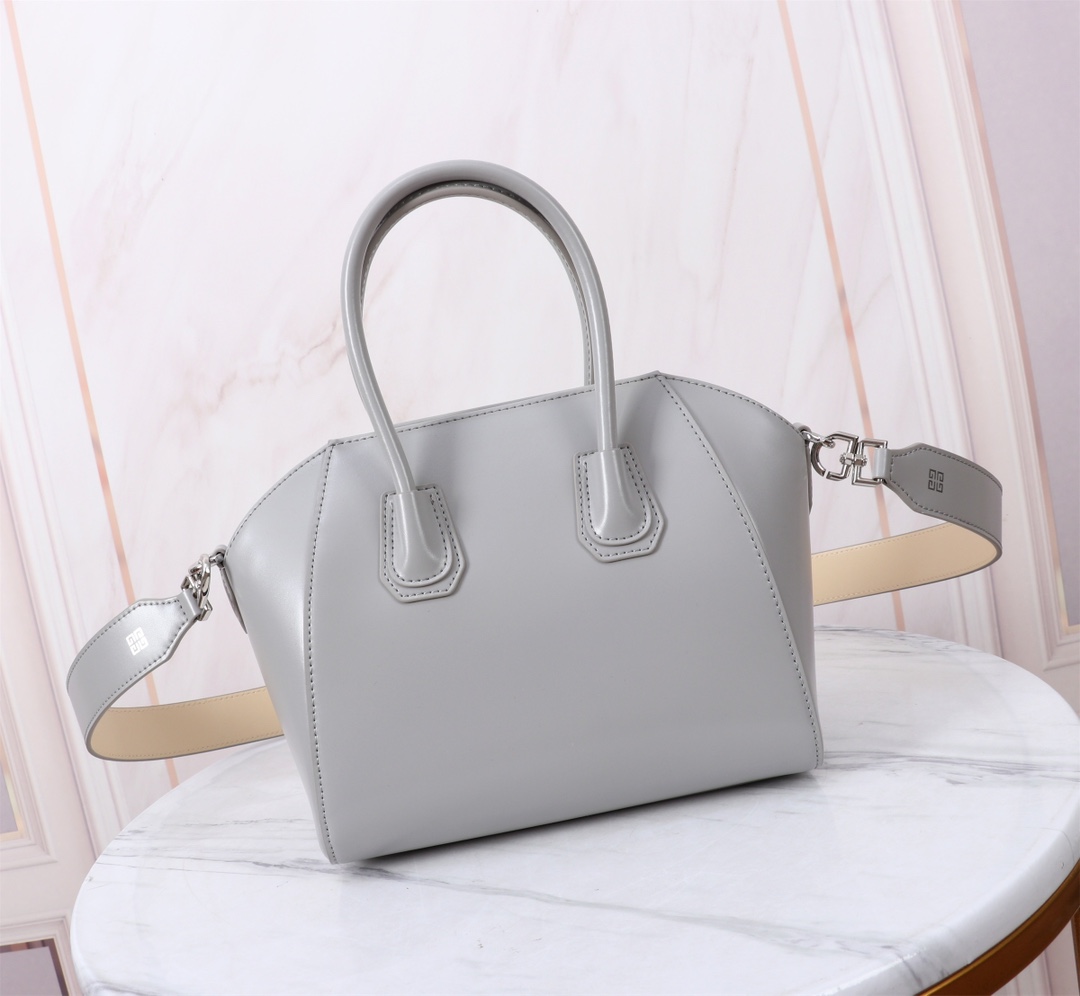 Givenchy Mini Antigona bag in grained leather in - pearl grey 2 |