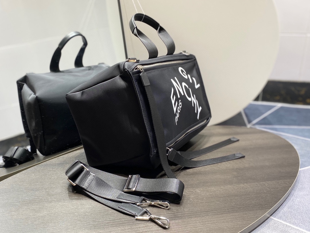 Givenchy Pandora Refracted Messenger Bag In Black |