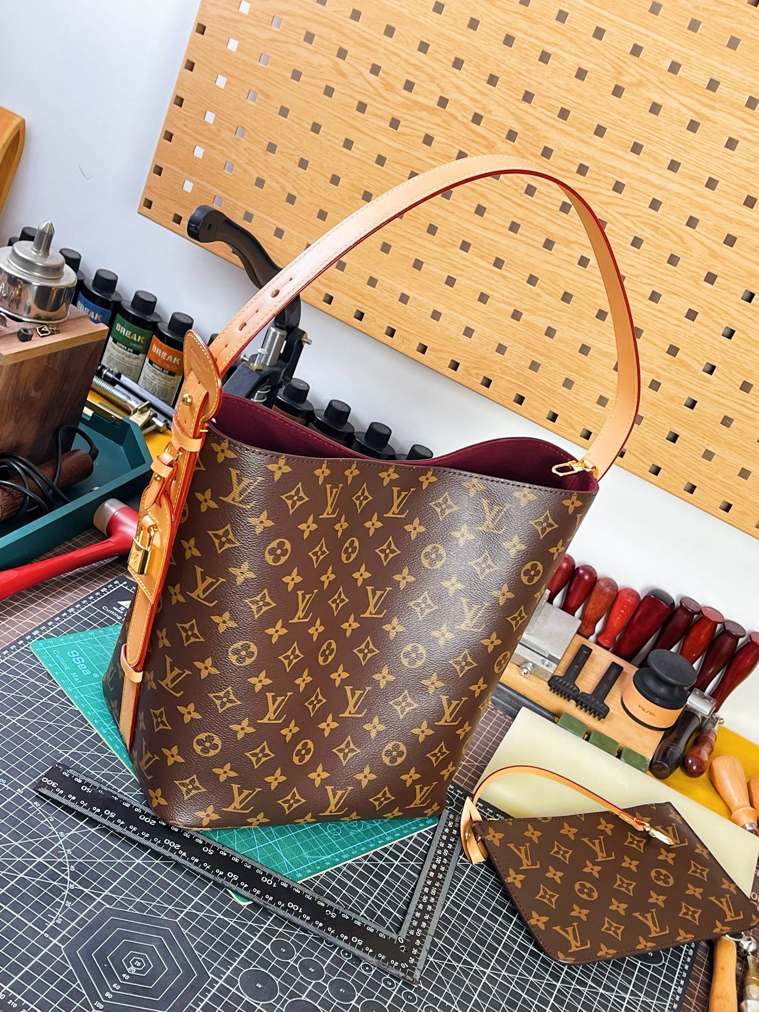 Gorgeous Authentic Louis Vuitton Monogram Montaigne MM Bag w/Strap