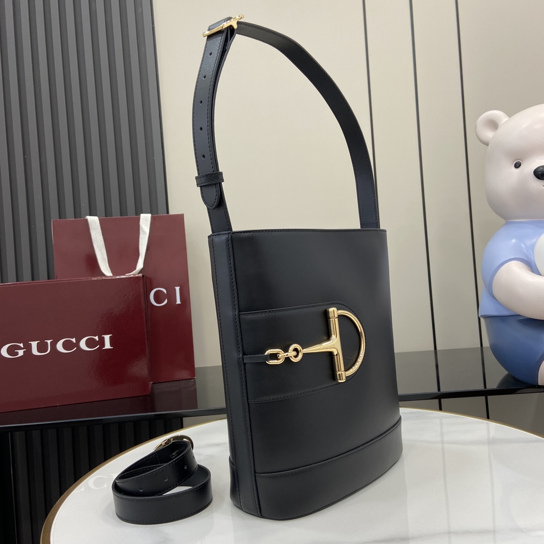 Gucci 73 medium bucket bag in black leather | GUCCI
