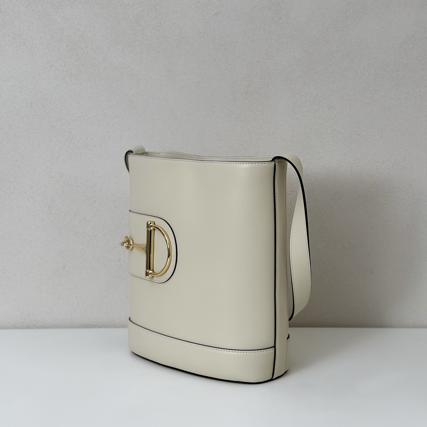 Gucci 73 small bucket bag in white leather | GUCCI