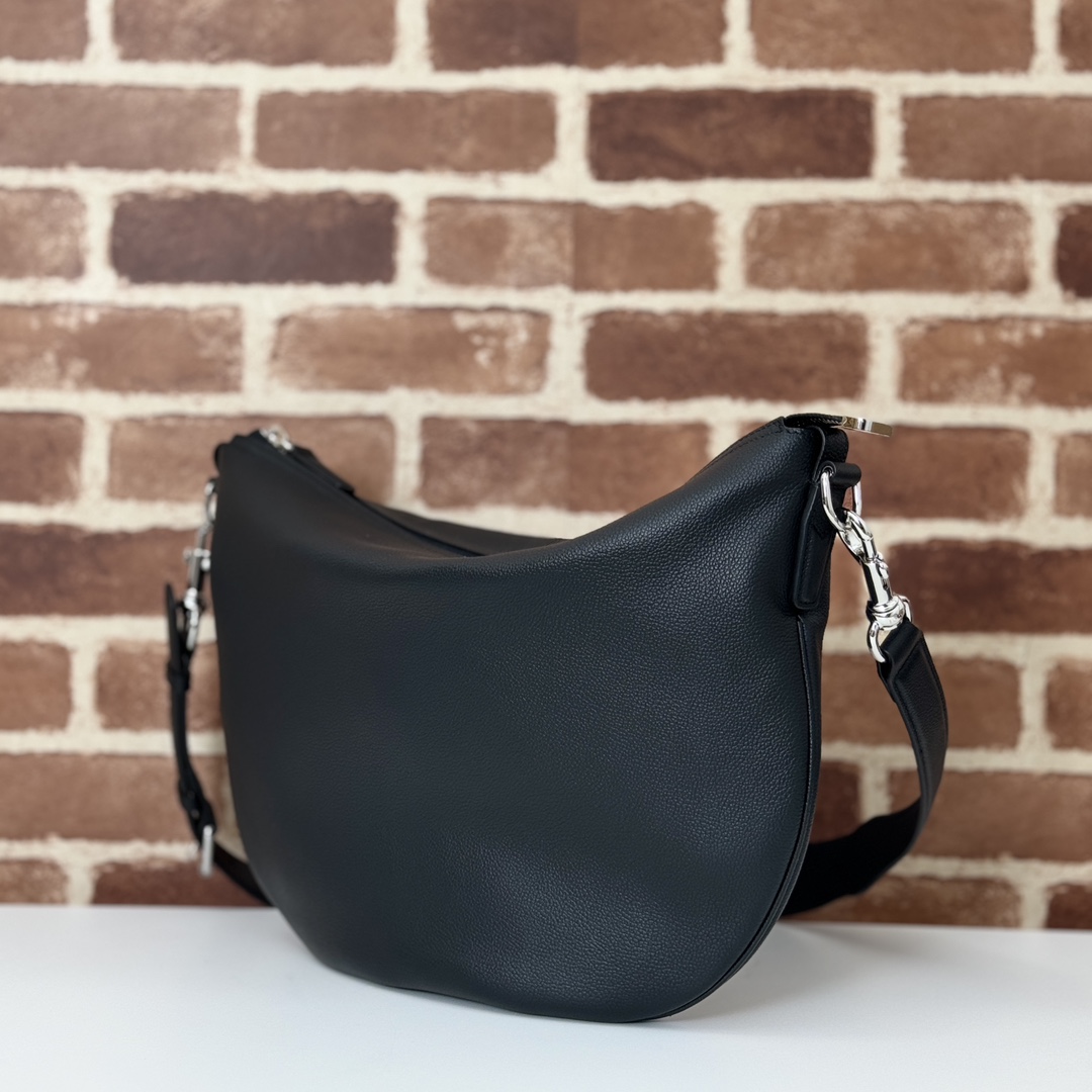 Gucci B large shoulder bag in black leather | GUCCI