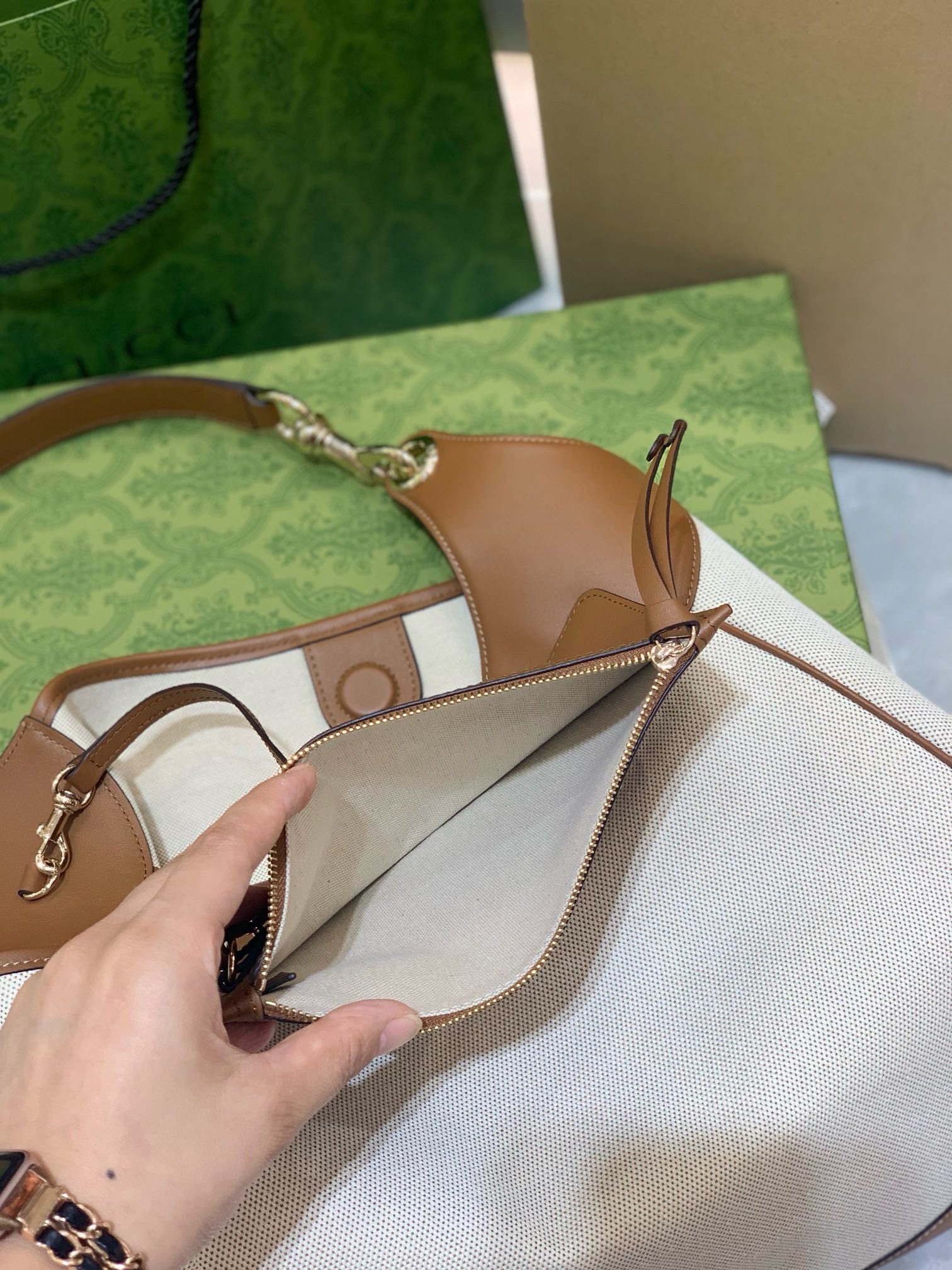 Gucci Natural Canvas Hobo Bag | Stunning 2024 Everyday Style