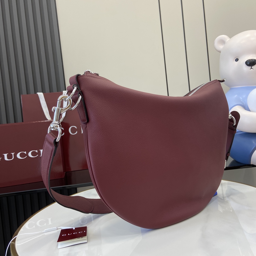 Gucci B medium shoulder bag in Rosso Ancora red leather