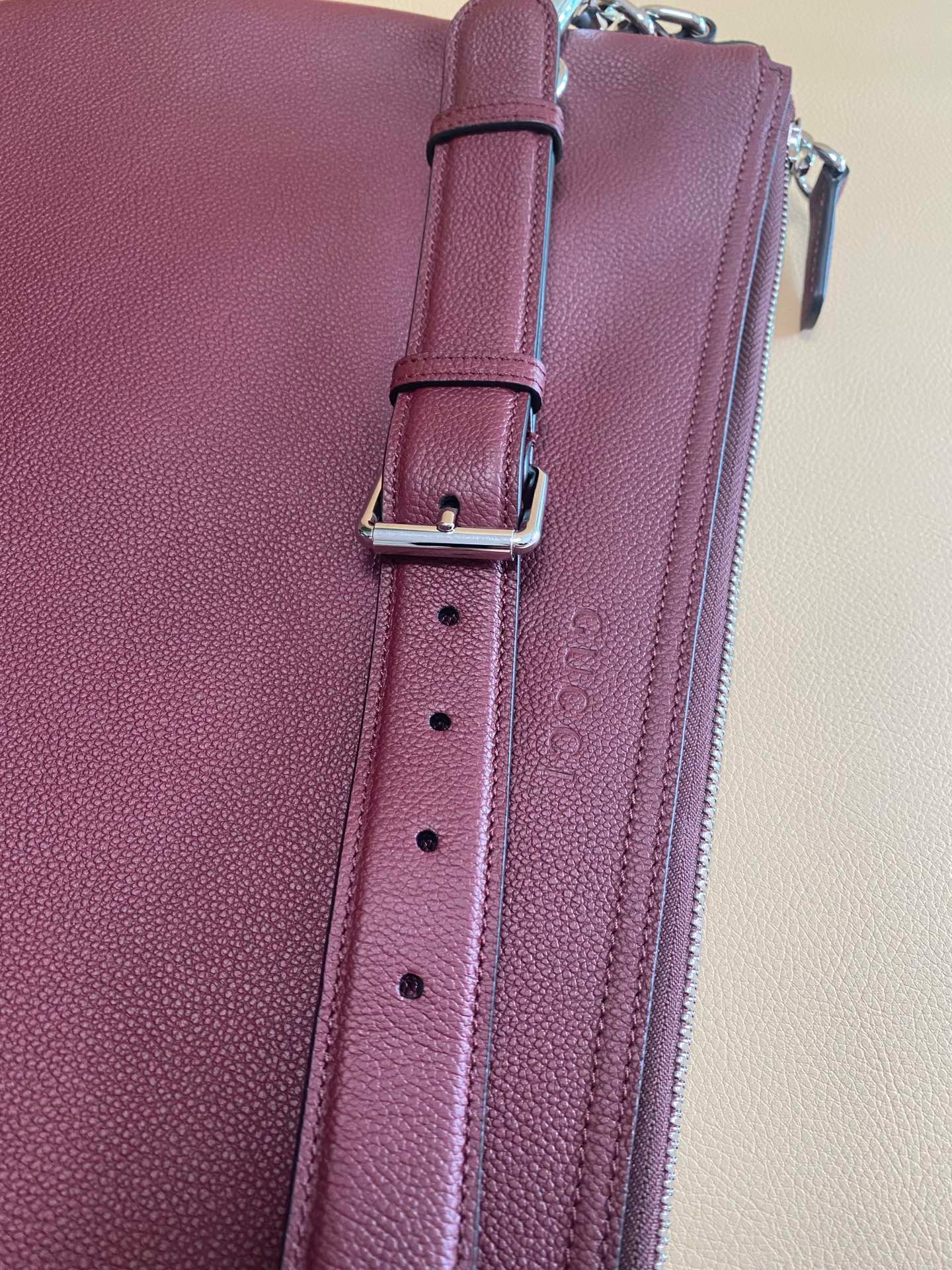 Gucci B medium shoulder bag in Rosso Ancora red leather