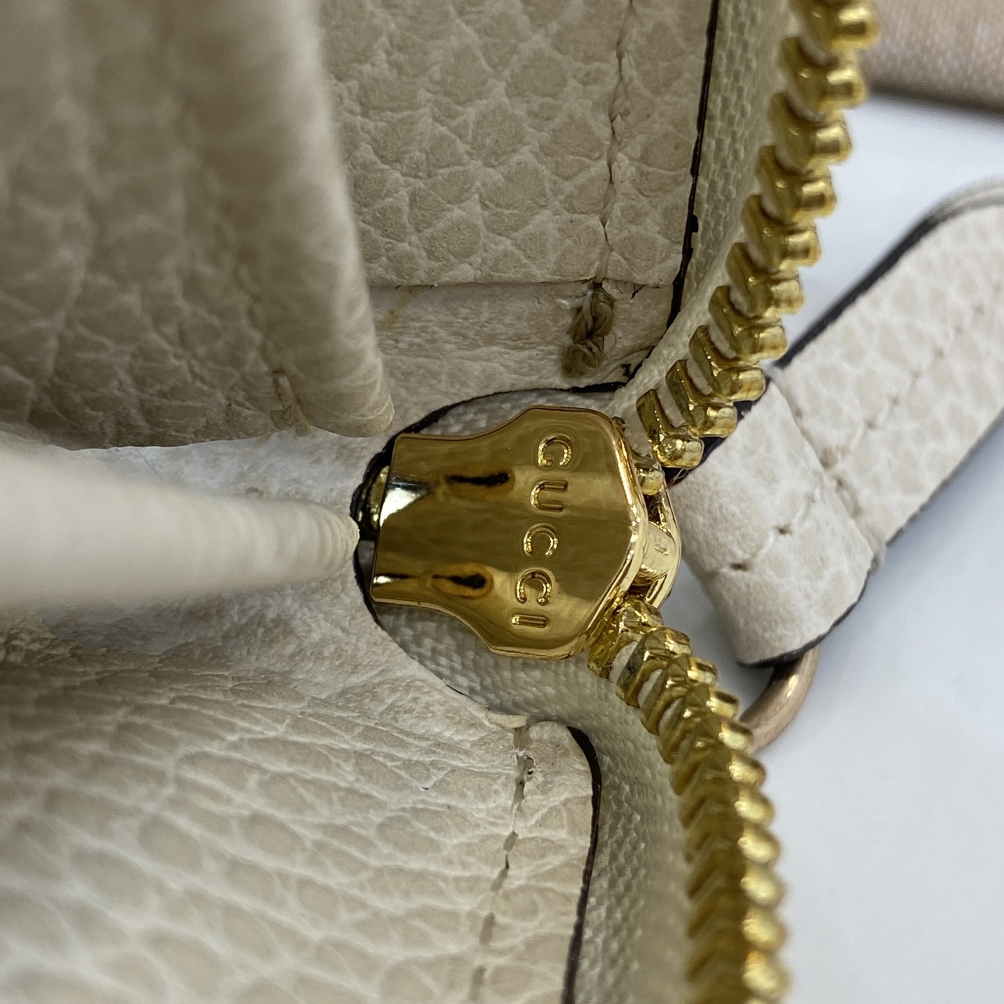 Gucci Bi-color GG Marmont zip around wallet in beige and white GG Supreme | GUCCI