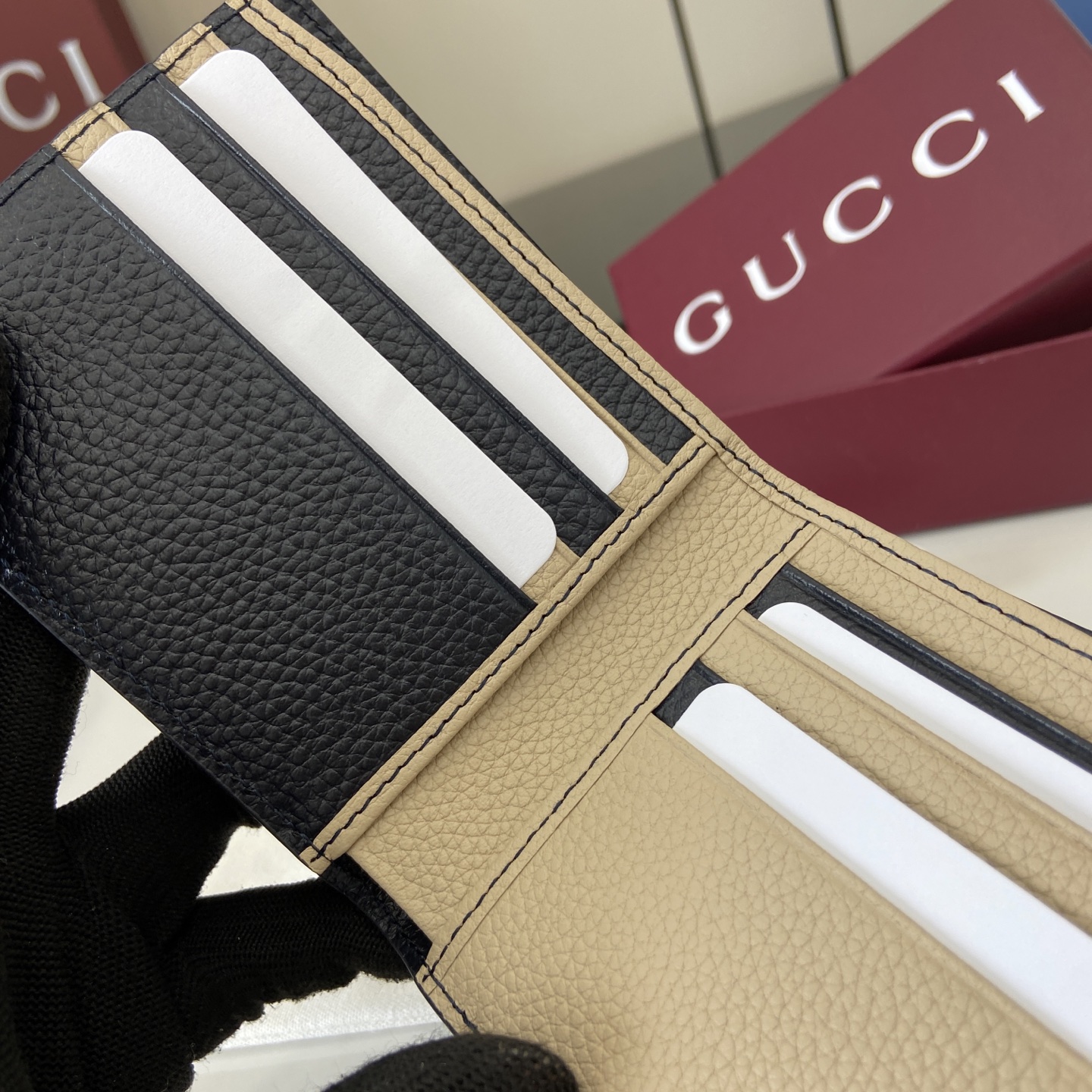 Gucci Black Men's Leather Bi-Fold Wallet 610464 Black