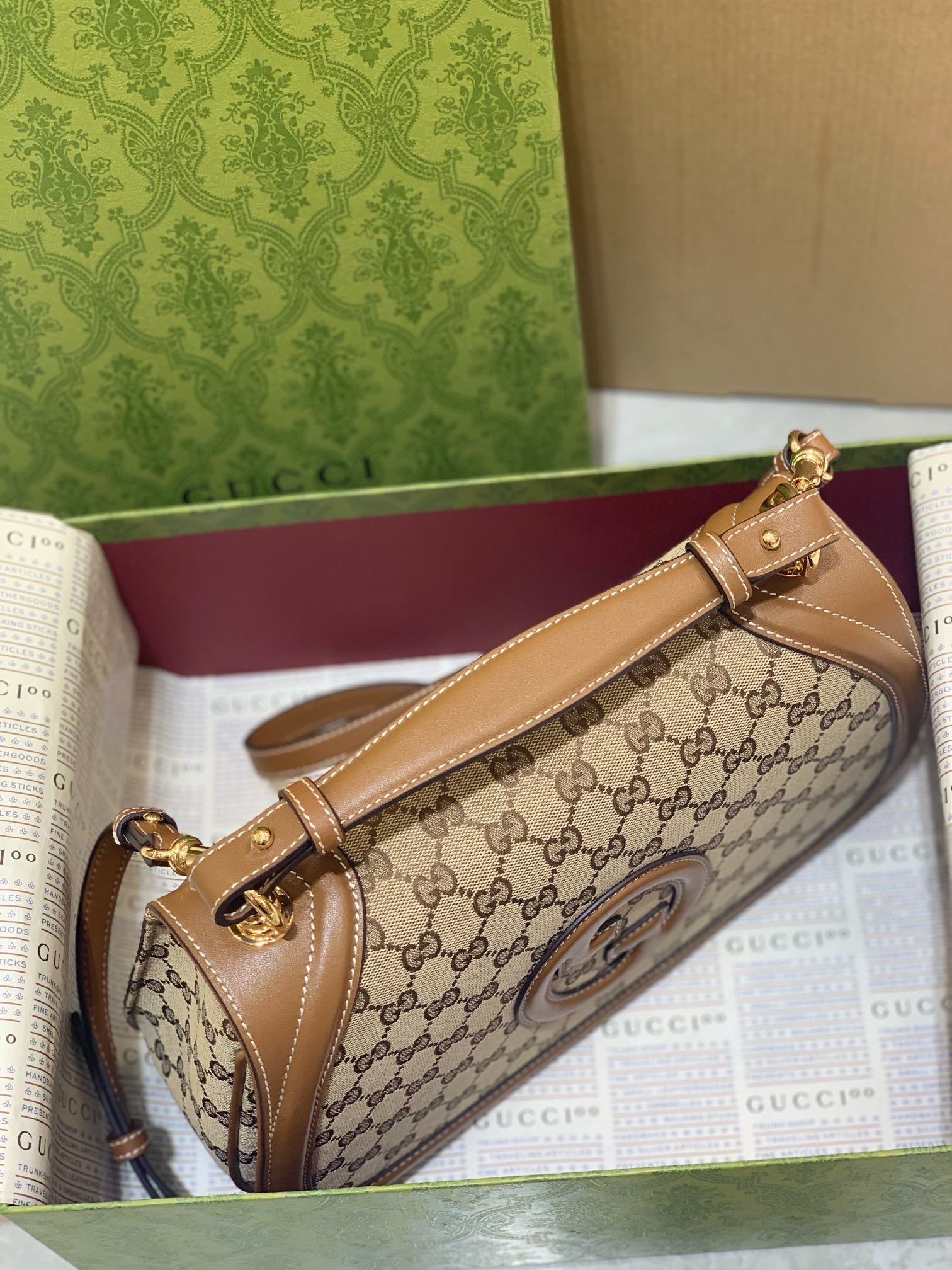 Gucci Blondie large top handle bag in beige and dark brown