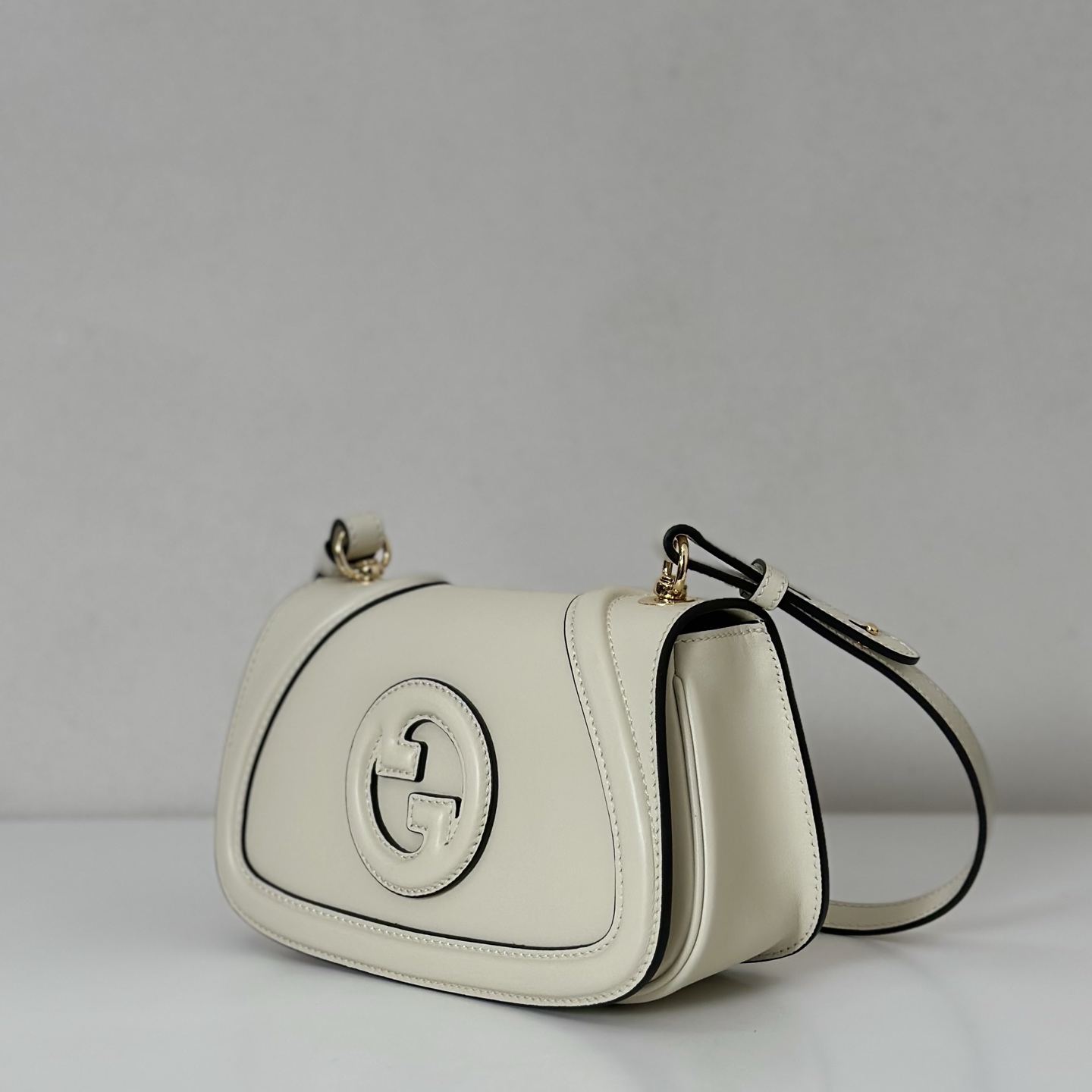 Gucci Blondie medium top handle bag in White Leather