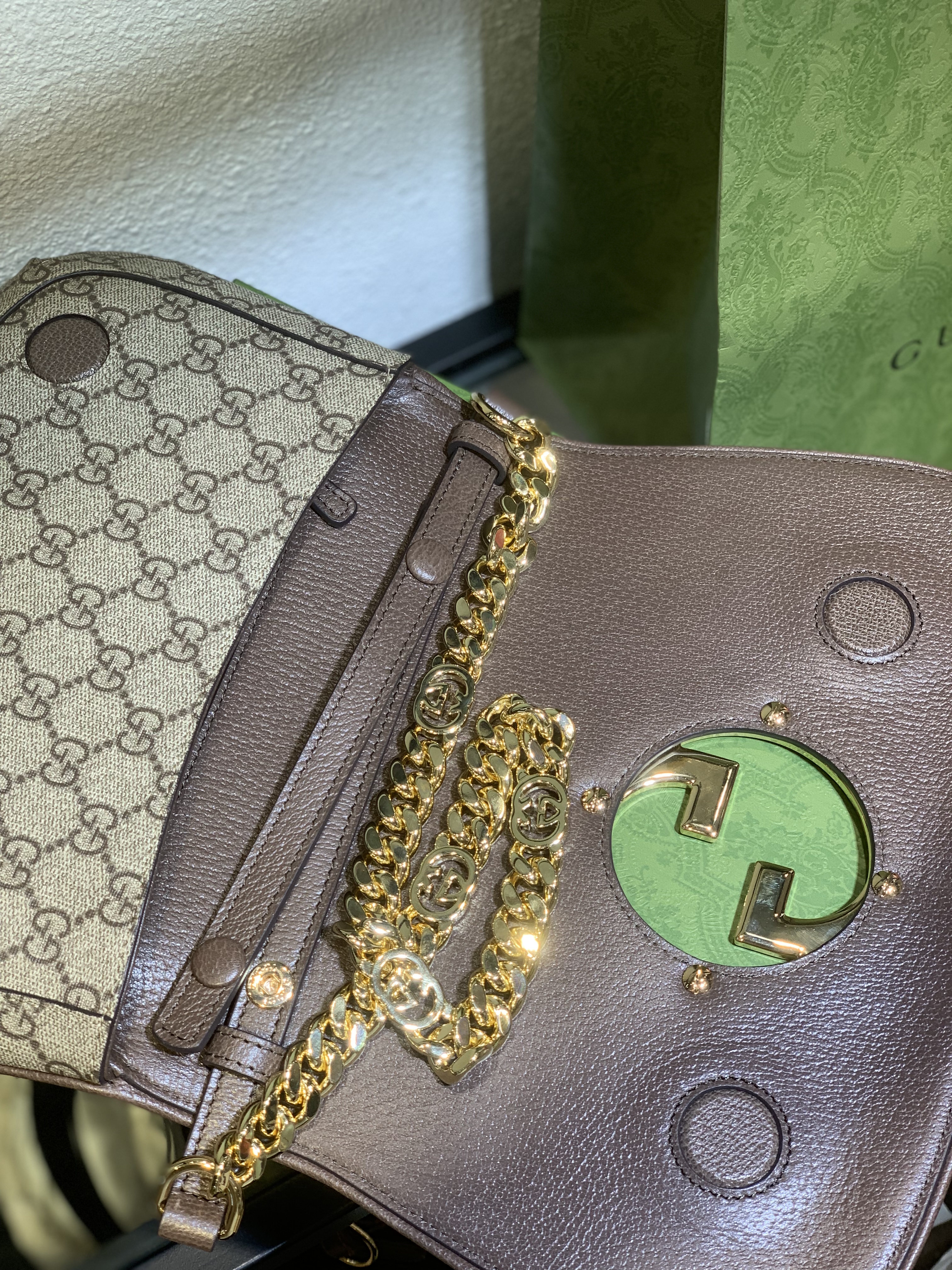 Gucci Blondie GG Supreme Shoulder Bag: Stunning 2024 Luxury Icon