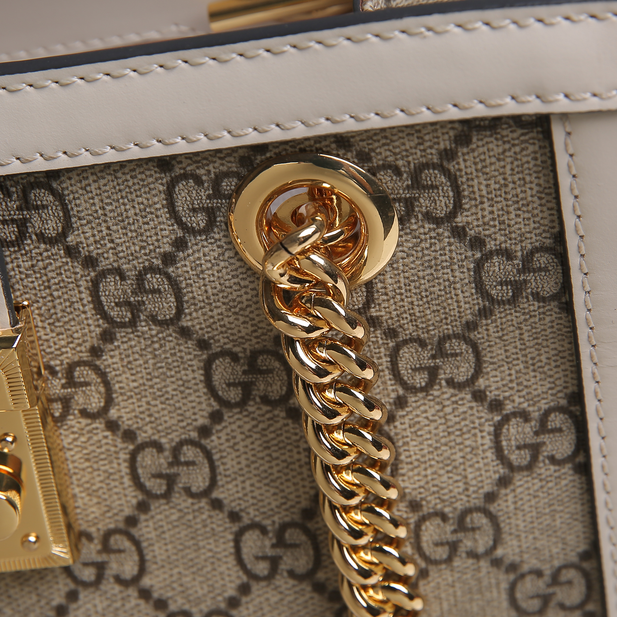 Gucci GG Supreme Shoulder Bag: Stunning 2024 Luxury Essential