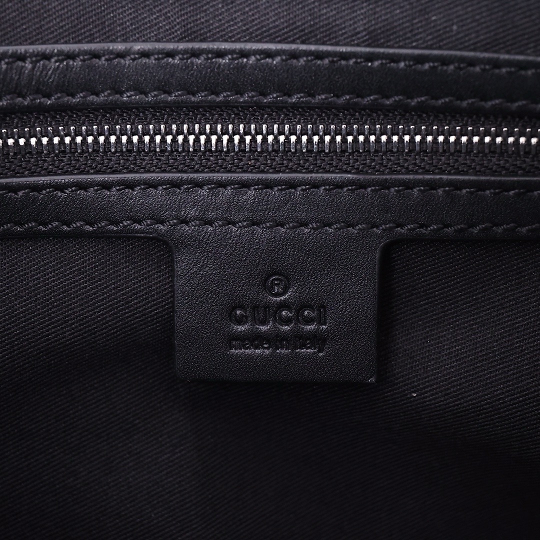 Gucci GG Supreme Messenger Bag - Stunning 2024 Luxury Style